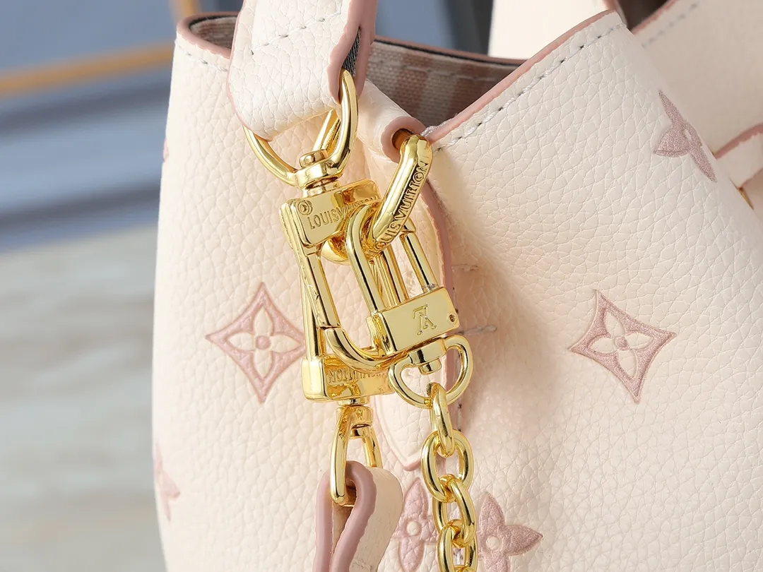 💰240💰Upgraded from the original M14401 M44022. This small NéoNoé handbag uses classic Monogram Empreinte leather to interpret the same color aesthetics, and uses dazzling chain decoration to release the new ideas of the season. The neat interior is equipped with multiple compartments and a removable storage bag for convenient storage of small items. Dimensions: 20.0 x 20.0 x 13.0 cm (length x height x width)