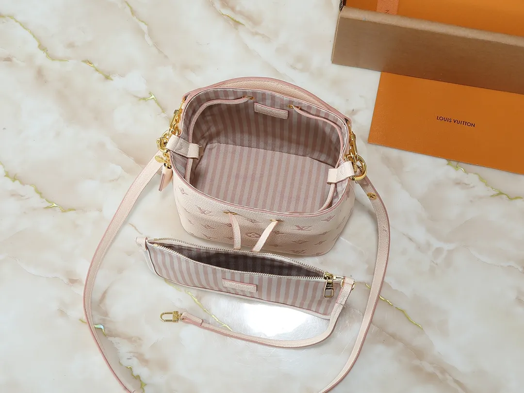 💰240💰Upgraded from the original M14401 M44022. This small NéoNoé handbag uses classic Monogram Empreinte leather to interpret the same color aesthetics, and uses dazzling chain decoration to release the new ideas of the season. The neat interior is equipped with multiple compartments and a removable storage bag for convenient storage of small items. Dimensions: 20.0 x 20.0 x 13.0 cm (length x height x width)