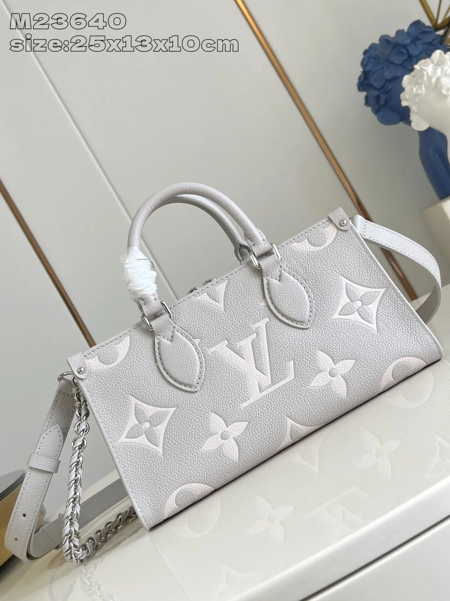 💰1020 (top layer leather) top original order [Exclusive real shot M23640 taro purple silk screen printing] M14213 This OnTheGo East West handbag is from the LV Milky Way series. It renders the iconic Monogram Empreinte leather in seasonal colors, complementing the shiny metal parts and detachable braided chain. The inner and outer compartments can store daily necessities in an orderly manner, and the compact size makes it easy to carry in a variety of ways. 13 x 10 x 25 cm (height x width x length)