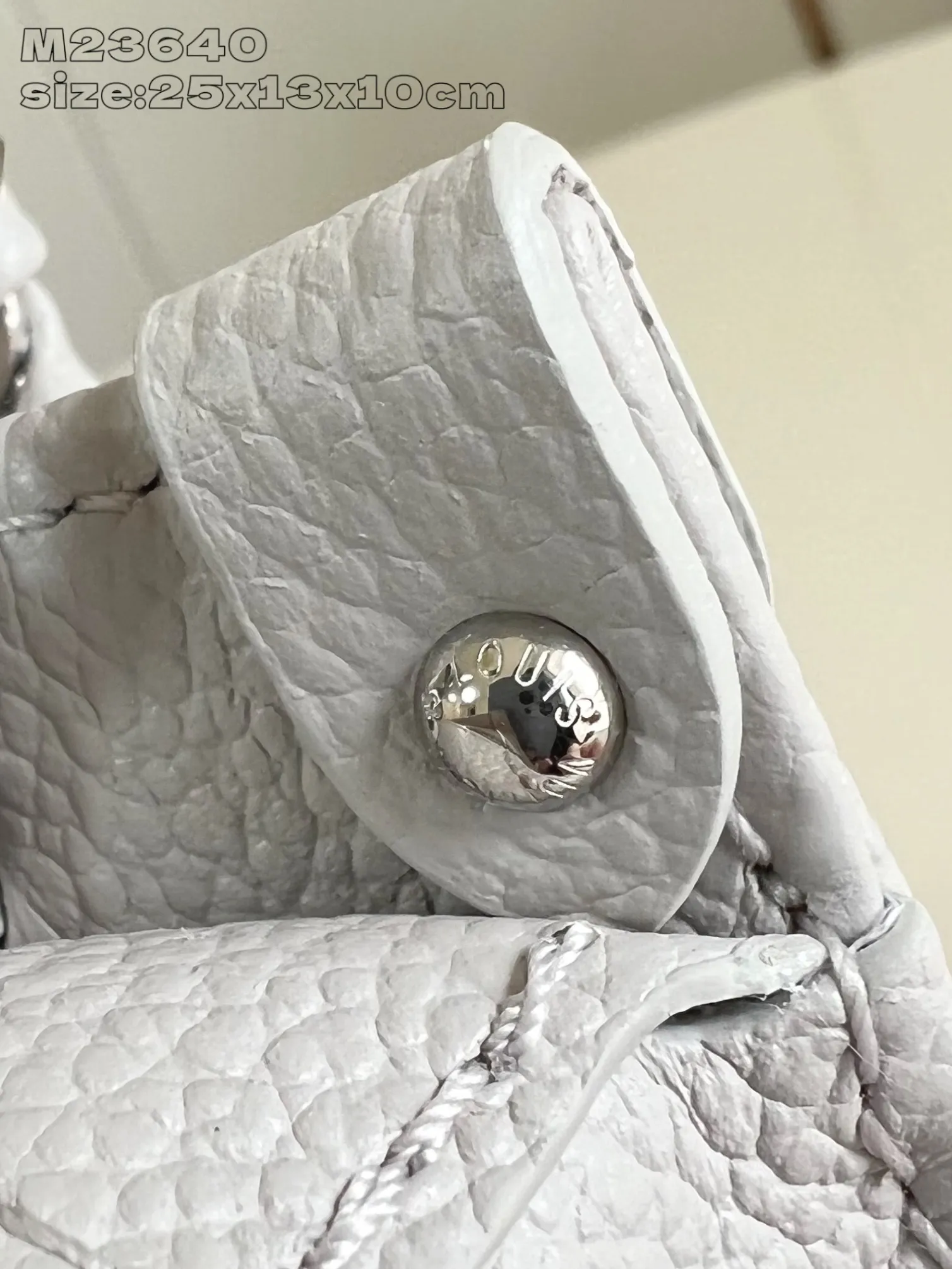 💰1020 (top layer leather) top original order [Exclusive real shot M23640 taro purple silk screen printing] M14213 This OnTheGo East West handbag is from the LV Milky Way series. It renders the iconic Monogram Empreinte leather in seasonal colors, complementing the shiny metal parts and detachable braided chain. The inner and outer compartments can store daily necessities in an orderly manner, and the compact size makes it easy to carry in a variety of ways. 13 x 10 x 25 cm (height x width x length)