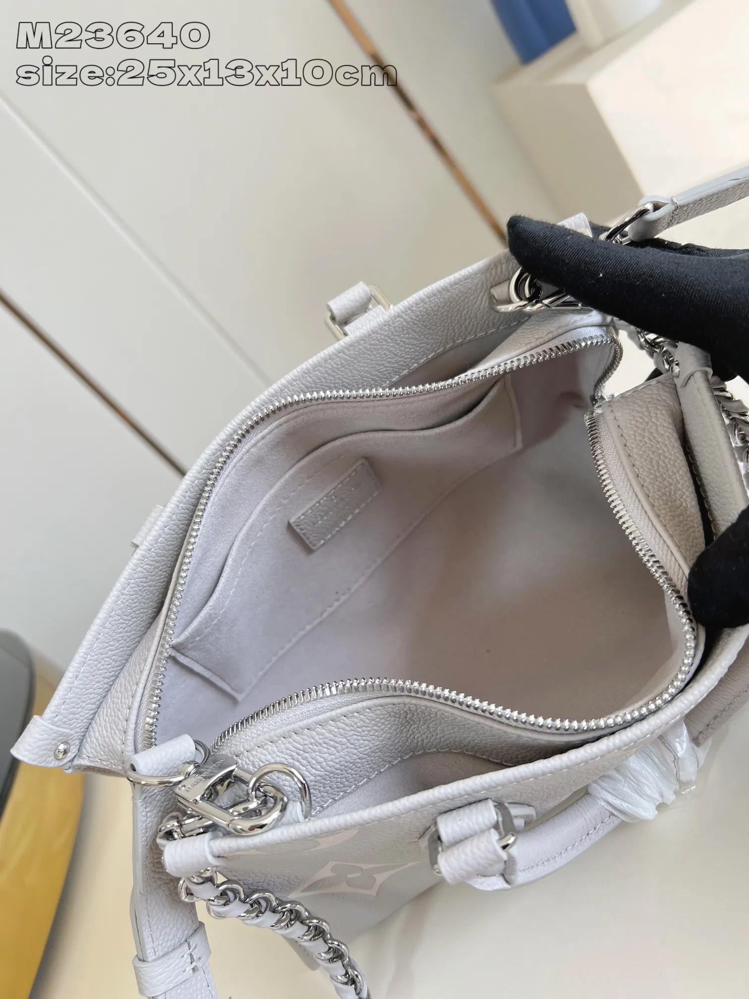 💰1020 (top layer leather) top original order [Exclusive real shot M23640 taro purple silk screen printing] M14213 This OnTheGo East West handbag is from the LV Milky Way series. It renders the iconic Monogram Empreinte leather in seasonal colors, complementing the shiny metal parts and detachable braided chain. The inner and outer compartments can store daily necessities in an orderly manner, and the compact size makes it easy to carry in a variety of ways. 13 x 10 x 25 cm (height x width x length)