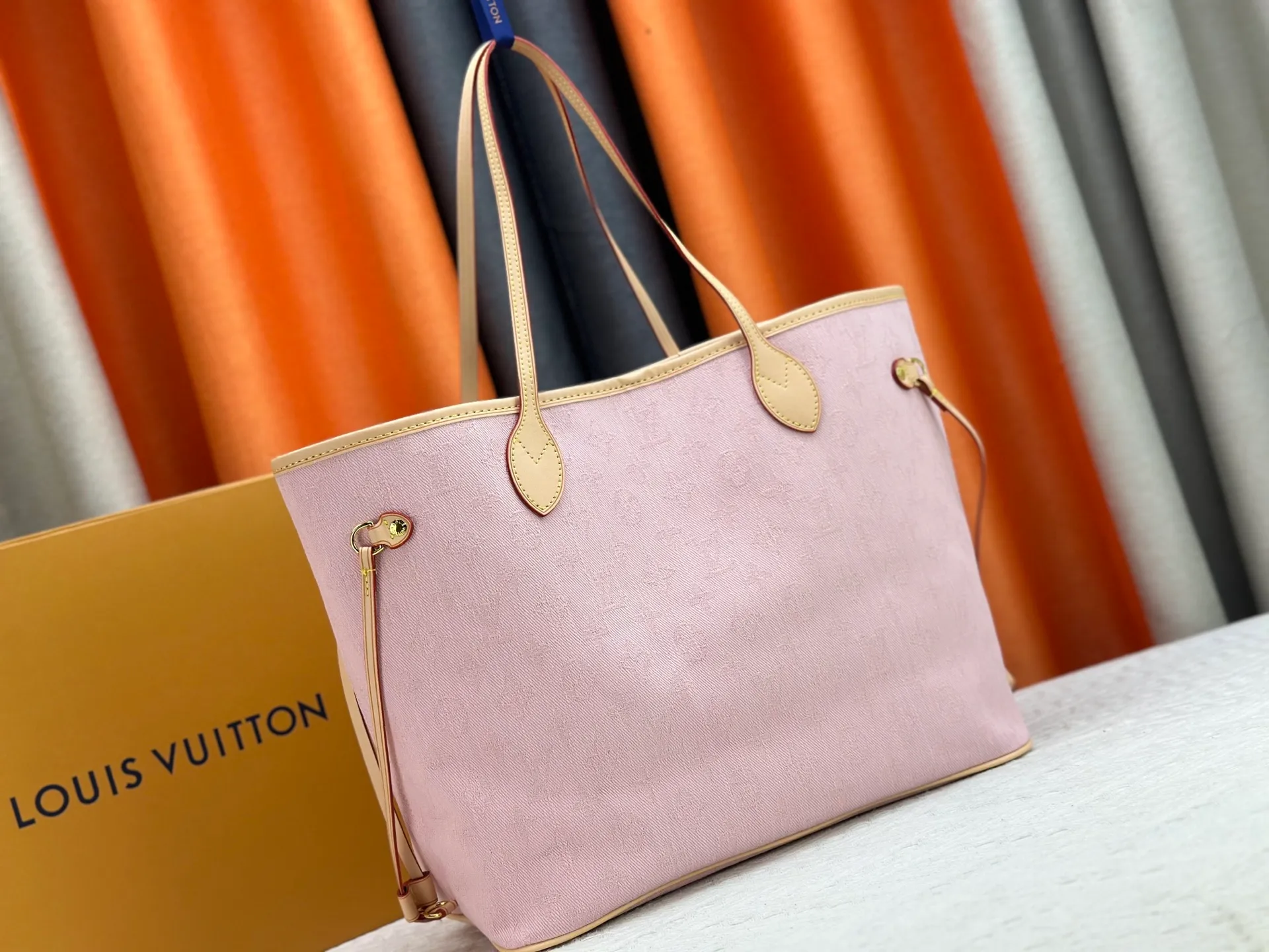 P260 Upgraded original M13758 M14210 M45686 M46649 M58907 M46329 M21579 M45685 M46676 M40995 This Neverfull medium handbag uses embossing and printing processes to depict the Monogram pattern on the cow leather. Tighten the side straps and the tote instantly transforms into an elegant urban handbag; the long handle makes it easy to carry over the shoulder or elbow. 31.0 x 28.0 x 14.0 cm (length x height x width)