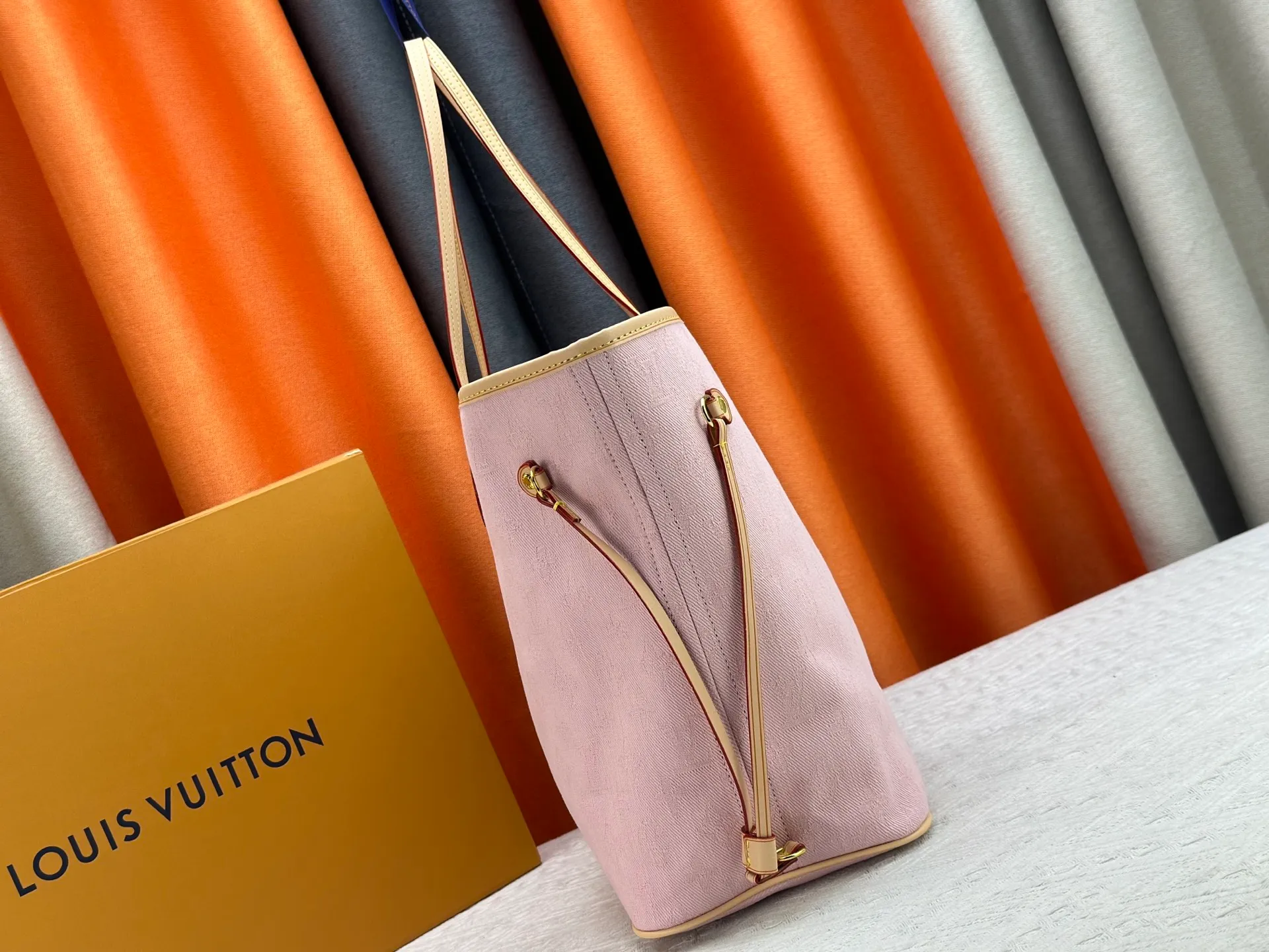 P260 Upgraded original M13758 M14210 M45686 M46649 M58907 M46329 M21579 M45685 M46676 M40995 This Neverfull medium handbag uses embossing and printing processes to depict the Monogram pattern on the cow leather. Tighten the side straps and the tote instantly transforms into an elegant urban handbag; the long handle makes it easy to carry over the shoulder or elbow. 31.0 x 28.0 x 14.0 cm (length x height x width)