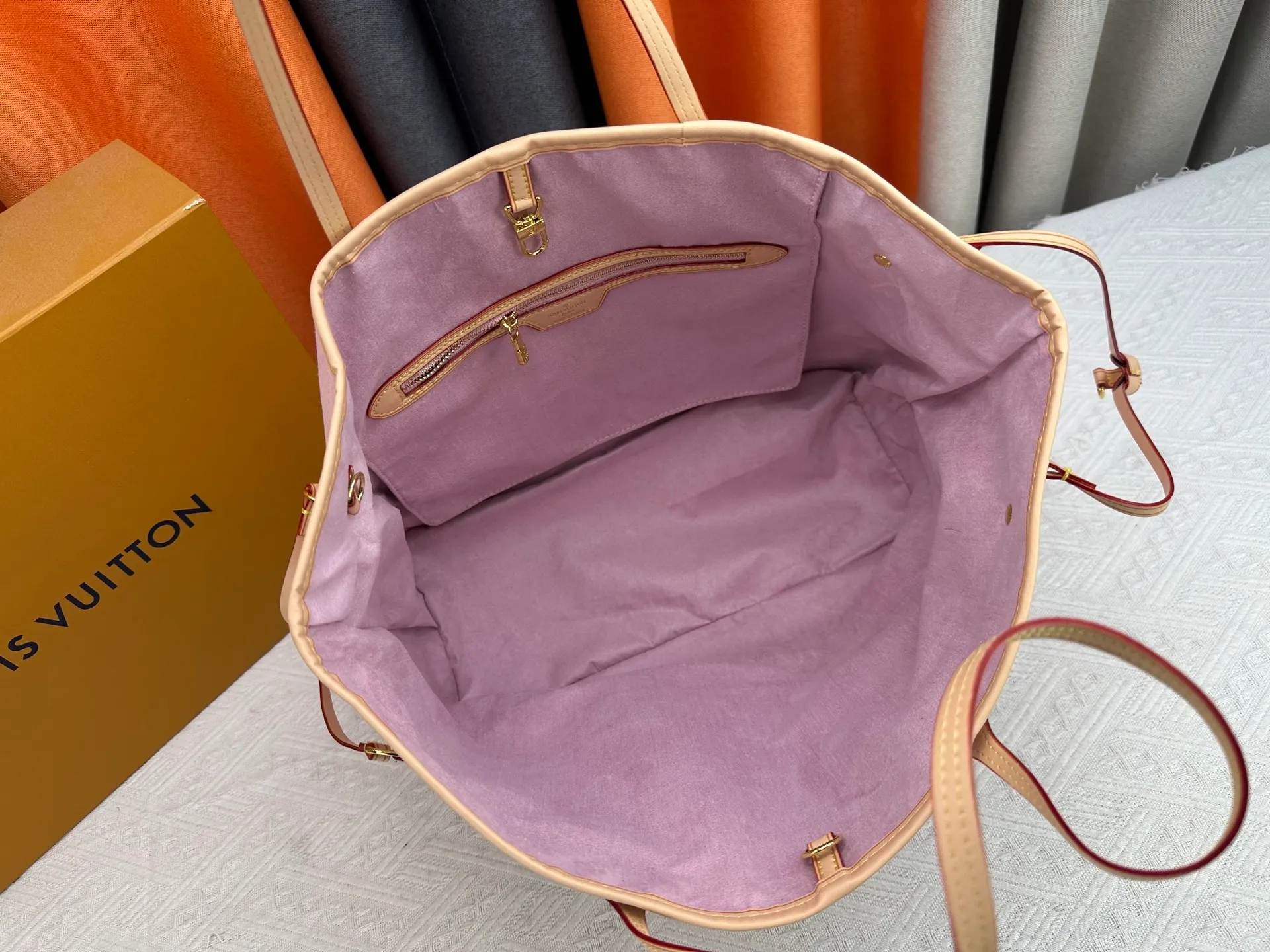 P260 Upgraded original M13758 M14210 M45686 M46649 M58907 M46329 M21579 M45685 M46676 M40995 This Neverfull medium handbag uses embossing and printing processes to depict the Monogram pattern on the cow leather. Tighten the side straps and the tote instantly transforms into an elegant urban handbag; the long handle makes it easy to carry over the shoulder or elbow. 31.0 x 28.0 x 14.0 cm (length x height x width)
