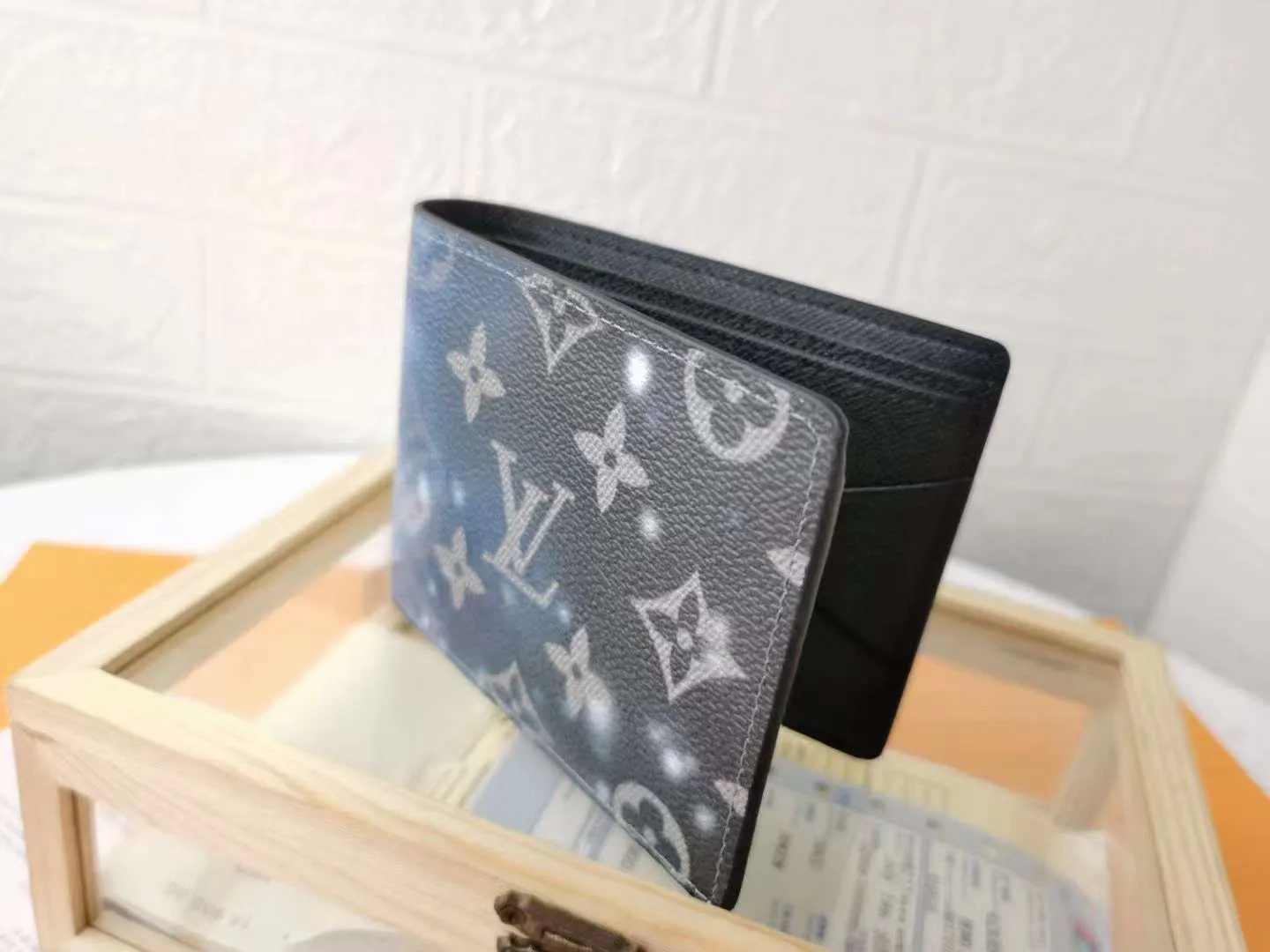 P110 top original version [actual shot with home background] model number M67249 (60895) starry sky wallet clip, suit clip Louis Vuitton has set its sights on the bright and boundless vastness of space and redesigned the Pochette Voyage wallet clip in the 2019 spring and summer pre-show series! The classic Monogram pattern complements the dazzling stars and the dying sun. 11x9x2cm.