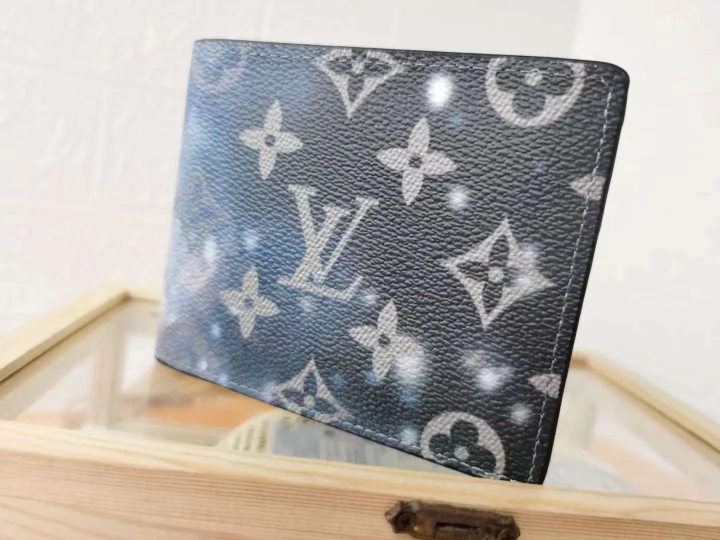 P110 top original version [actual shot with home background] model number M67249 (60895) starry sky wallet clip, suit clip Louis Vuitton has set its sights on the bright and boundless vastness of space and redesigned the Pochette Voyage wallet clip in the 2019 spring and summer pre-show series! The classic Monogram pattern complements the dazzling stars and the dying sun. 11x9x2cm.