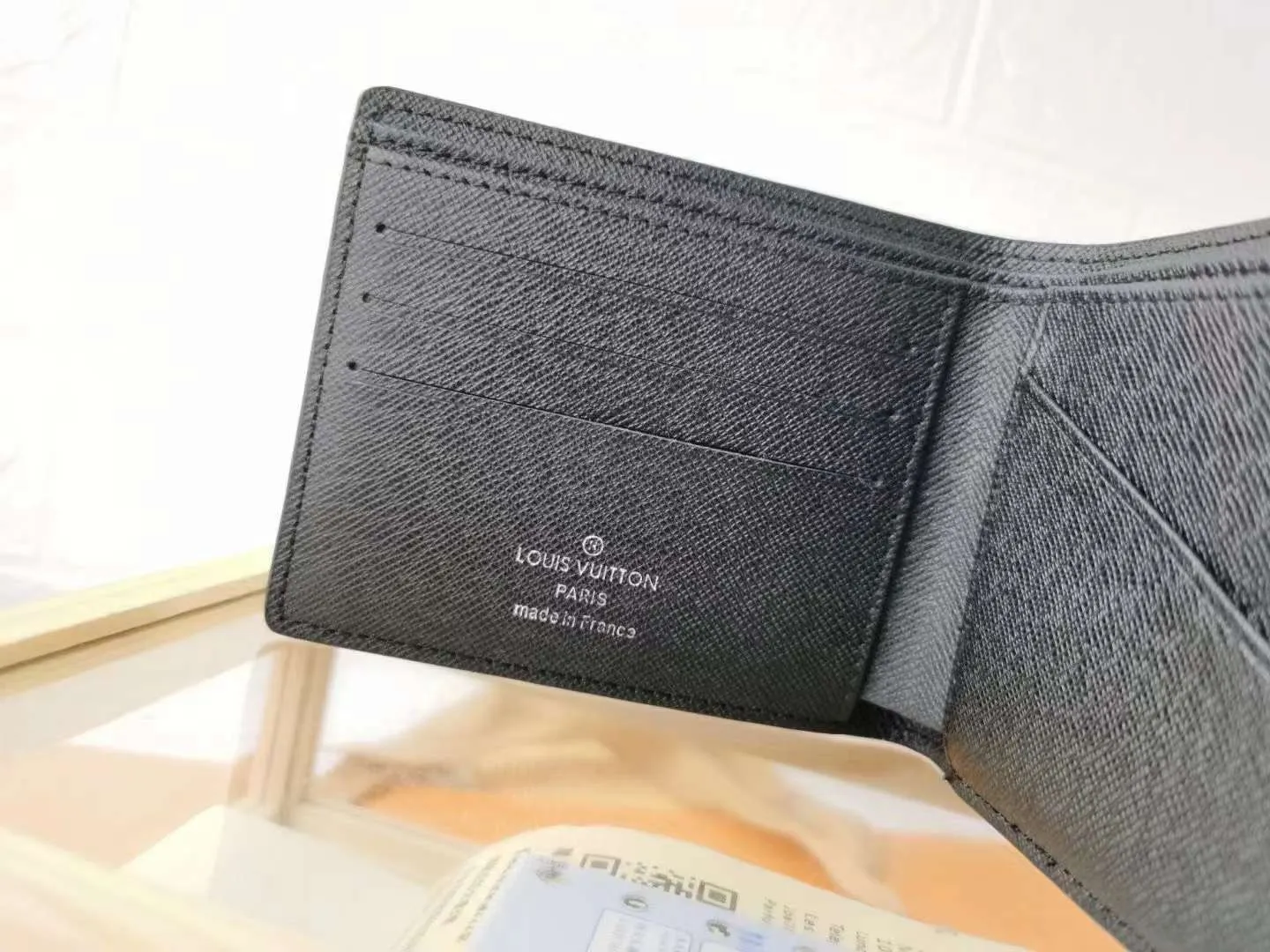P110 top original version [actual shot with home background] model number M67249 (60895) starry sky wallet clip, suit clip Louis Vuitton has set its sights on the bright and boundless vastness of space and redesigned the Pochette Voyage wallet clip in the 2019 spring and summer pre-show series! The classic Monogram pattern complements the dazzling stars and the dying sun. 11x9x2cm.