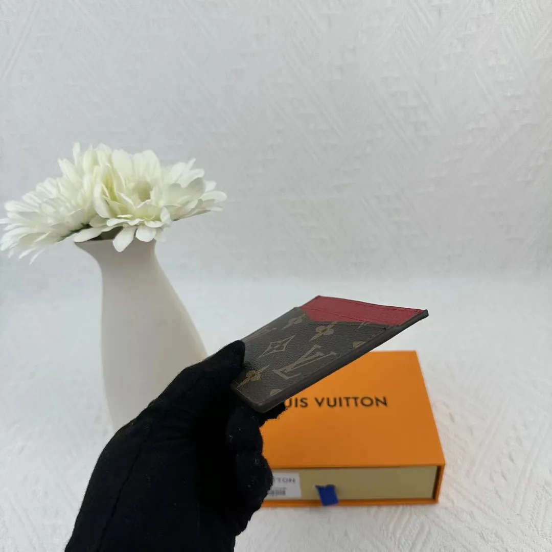 P66 M60166 Card Holder Neo card holder made of Monogram Macassar canvas is the first choice for carrying important cards. Black leather trim makes the classic Louis Vuitton pattern even more eye-catching. Size: 7.5*12
