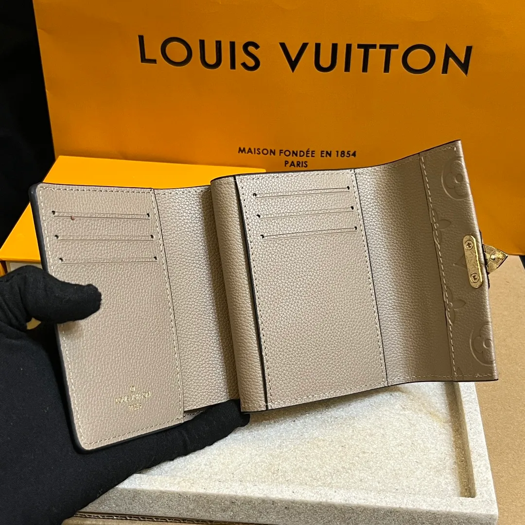💰160 💎Top original laser hardware # (imitation original quality) This Métis small wallet is made of soft Monogram Empreinte leather and embellished with the classic Monogram pattern, inspired by the Métis leather goods series. The wallet's flap is secured with a mini S-lock, a nod to traditional Louis Vuitton luggage. Compact yet practical, the wallet features a zippered accordion coin purse, two patch pockets and six credit card slots. Model: M80880 M81071 Dimensions: 11.5 x 8.5 x 4 cm