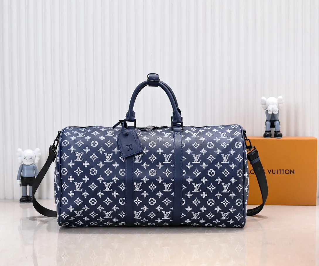 Batch 480💰 [Exclusive real shot M24953 new version] Louis Vuitton’s classic Keepall travel bag releases the modern novelty of Monogram Shadow leather. Crafted from soft cow leather and embossed with the iconic Monogram pattern, it has ample capacity and a carry-on size suitable for short trips. Detailed features 50 x 29 x 23 cm (length x height x width) [Warm reminder❤️This item is too big and does not fit in the packaging! 】