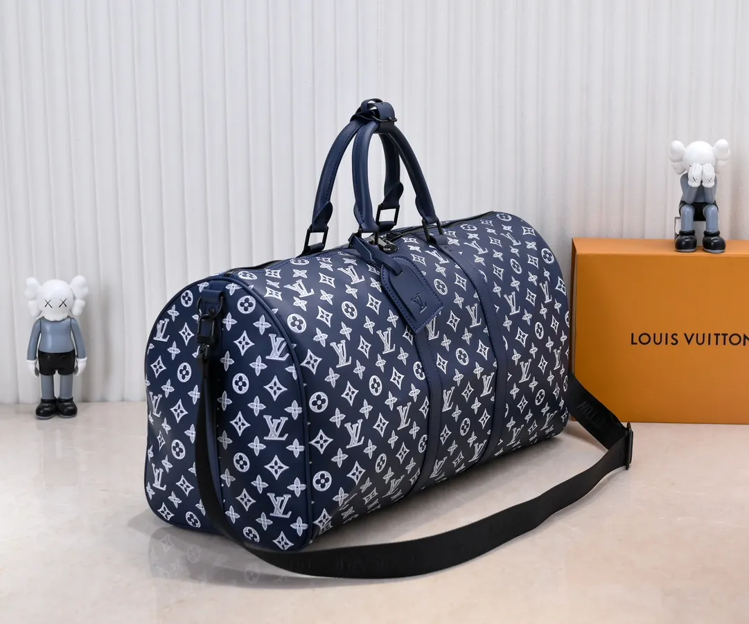 Batch 480💰 [Exclusive real shot M24953 new version] Louis Vuitton’s classic Keepall travel bag releases the modern novelty of Monogram Shadow leather. Crafted from soft cow leather and embossed with the iconic Monogram pattern, it has ample capacity and a carry-on size suitable for short trips. Detailed features 50 x 29 x 23 cm (length x height x width) [Warm reminder❤️This item is too big and does not fit in the packaging! 】