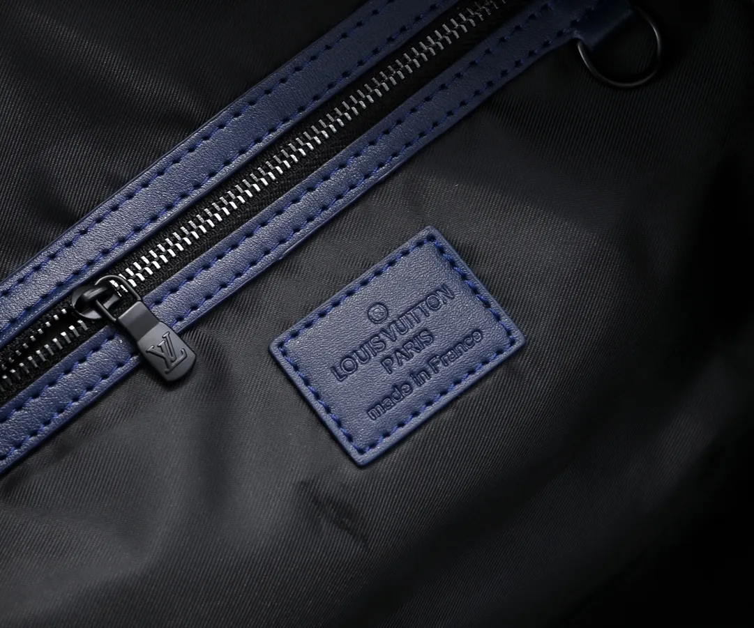 Batch 480💰 [Exclusive real shot M24953 new version] Louis Vuitton’s classic Keepall travel bag releases the modern novelty of Monogram Shadow leather. Crafted from soft cow leather and embossed with the iconic Monogram pattern, it has ample capacity and a carry-on size suitable for short trips. Detailed features 50 x 29 x 23 cm (length x height x width) [Warm reminder❤️This item is too big and does not fit in the packaging! 】