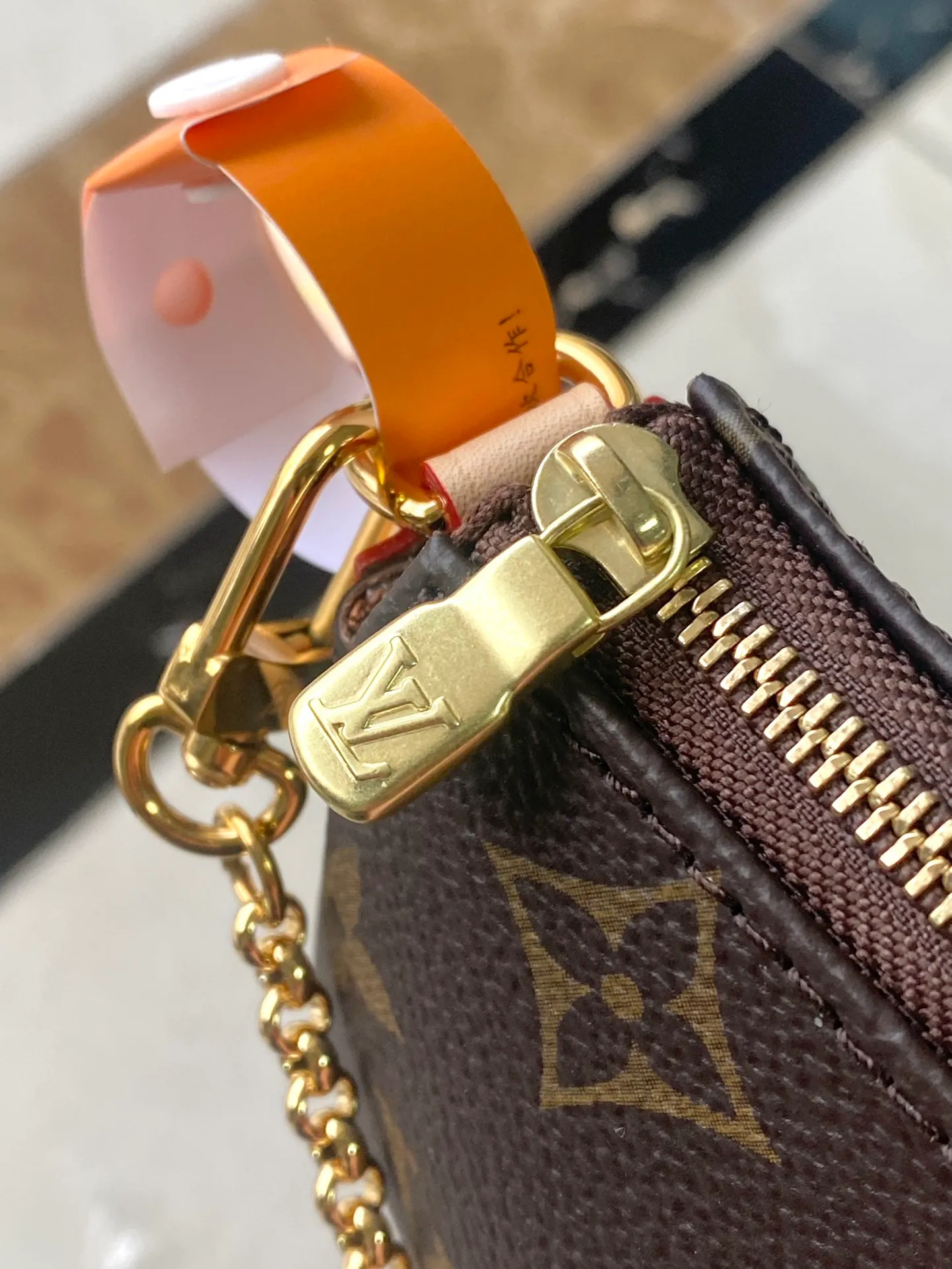 💰680 Top original order M95567 supports counter inspection. The photo taken of duty-free goods is consistent with the product and has not been unpacked. This product is an exclusive duty-free product in the market and is the highest-end product. Inspection is supported. This product has passed strict inspection and is flawless. Please wear gloves when touching the product. This product is not returnable or exchangeable. Please confirm the product first and then remove the label on the handle. This product is temporarily not open to the public, only regular customers, and is in short supply. Dimensions: 25 x 13 x 4 cm