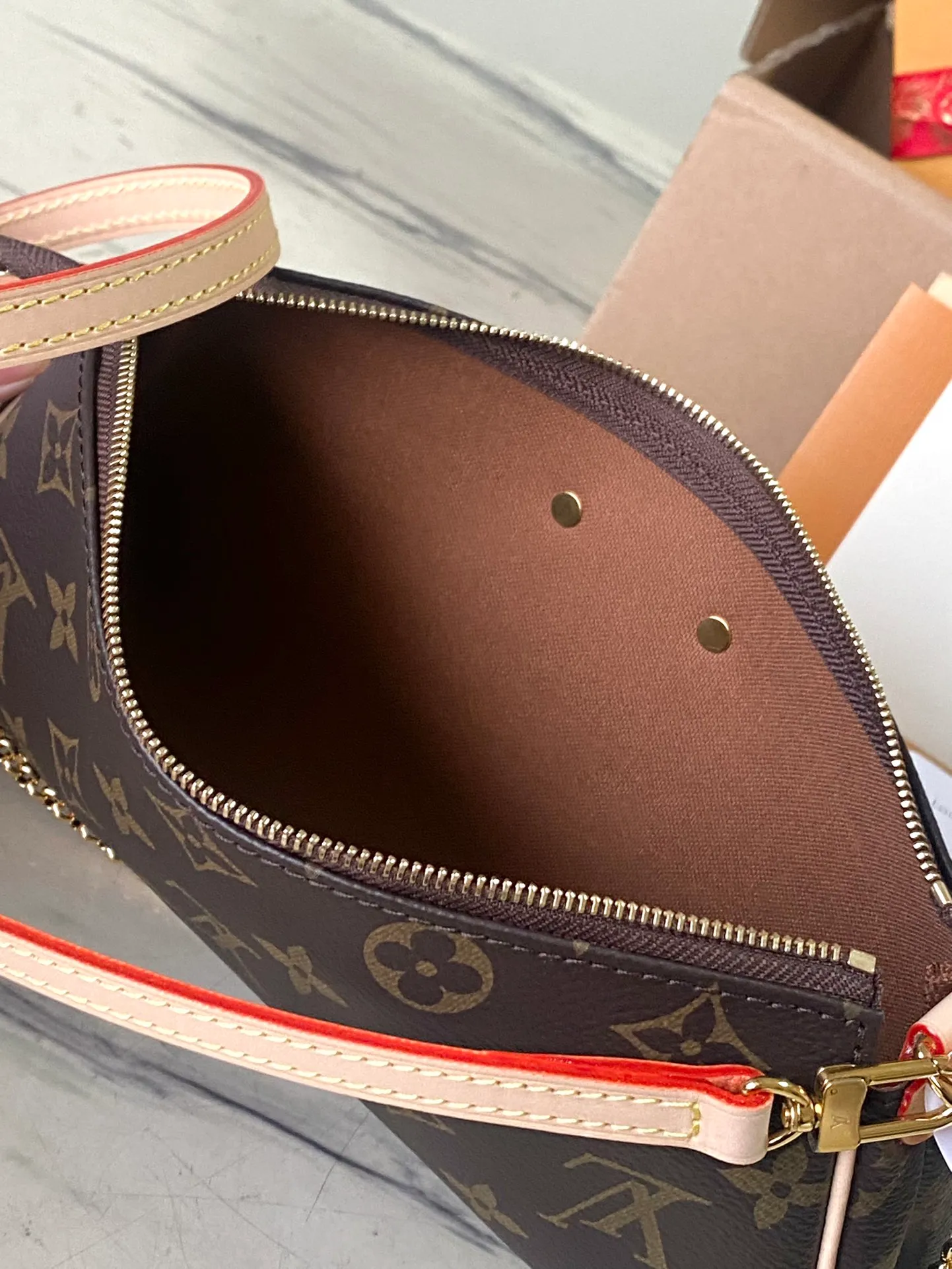 💰680 Top original order M95567 supports counter inspection. The photo taken of duty-free goods is consistent with the product and has not been unpacked. This product is an exclusive duty-free product in the market and is the highest-end product. Inspection is supported. This product has passed strict inspection and is flawless. Please wear gloves when touching the product. This product is not returnable or exchangeable. Please confirm the product first and then remove the label on the handle. This product is temporarily not open to the public, only regular customers, and is in short supply. Dimensions: 25 x 13 x 4 cm