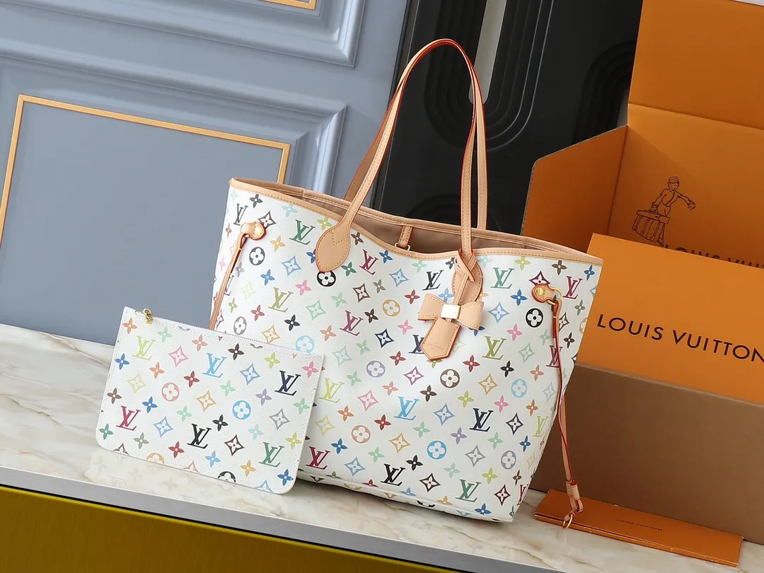 💰260💰Upgraded from the original M13675 M13271 M40995. This Neverfull medium handbag is from the Louis Vuitton Cowhide leather outlines the upper edge, handles and side straps, while the fabric lining incorporates colorful stripes. An interior zip pocket and a removable storage bag complete the functional design. Dimensions: 31.0 x 28.0 x 14.0 cm (length x height x width)