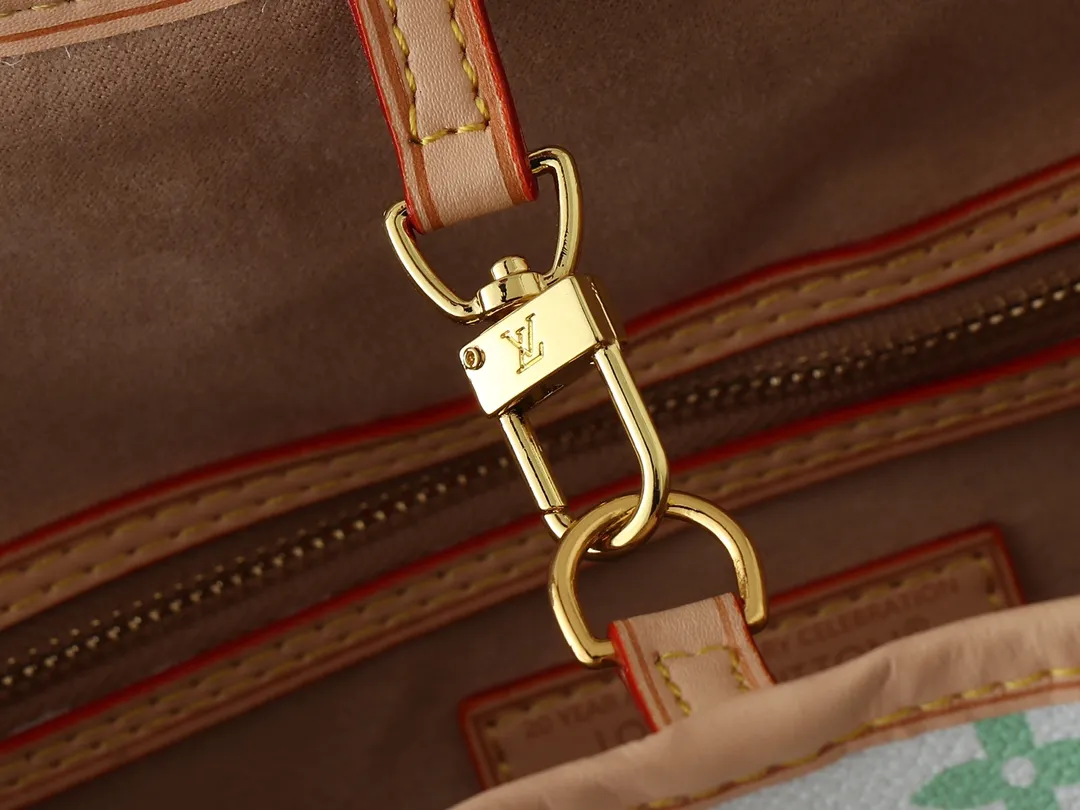 💰260💰Upgraded from the original M13675 M13271 M40995. This Neverfull medium handbag is from the Louis Vuitton Cowhide leather outlines the upper edge, handles and side straps, while the fabric lining incorporates colorful stripes. An interior zip pocket and a removable storage bag complete the functional design. Dimensions: 31.0 x 28.0 x 14.0 cm (length x height x width)
