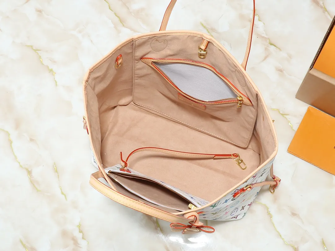💰260💰Upgraded from the original M13675 M13271 M40995. This Neverfull medium handbag is from the Louis Vuitton Cowhide leather outlines the upper edge, handles and side straps, while the fabric lining incorporates colorful stripes. An interior zip pocket and a removable storage bag complete the functional design. Dimensions: 31.0 x 28.0 x 14.0 cm (length x height x width)