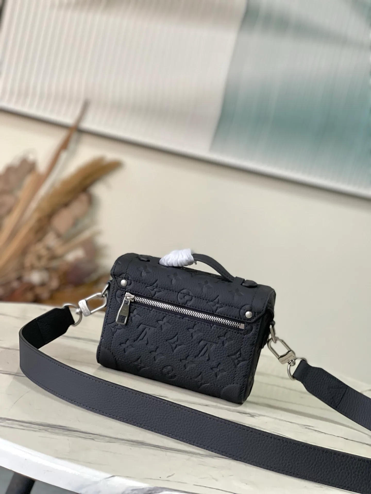 💰1400 (top-grain leather) top original order M13871 black This Soul Trunk handbag is made of soft Monogram embossed Taurillon cow leather to interpret the brand's traditional hard box structure. Reinforced corners Leather details and detachable and adjustable shoulder straps embellish the Monogram pattern body. Cotton lining completes the overall size: 19x15x7cm