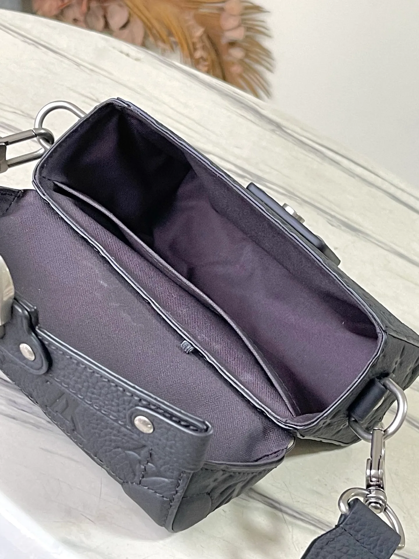 💰1400 (top-grain leather) top original order M13871 black This Soul Trunk handbag is made of soft Monogram embossed Taurillon cow leather to interpret the brand's traditional hard box structure. Reinforced corners Leather details and detachable and adjustable shoulder straps embellish the Monogram pattern body. Cotton lining completes the overall size: 19x15x7cm