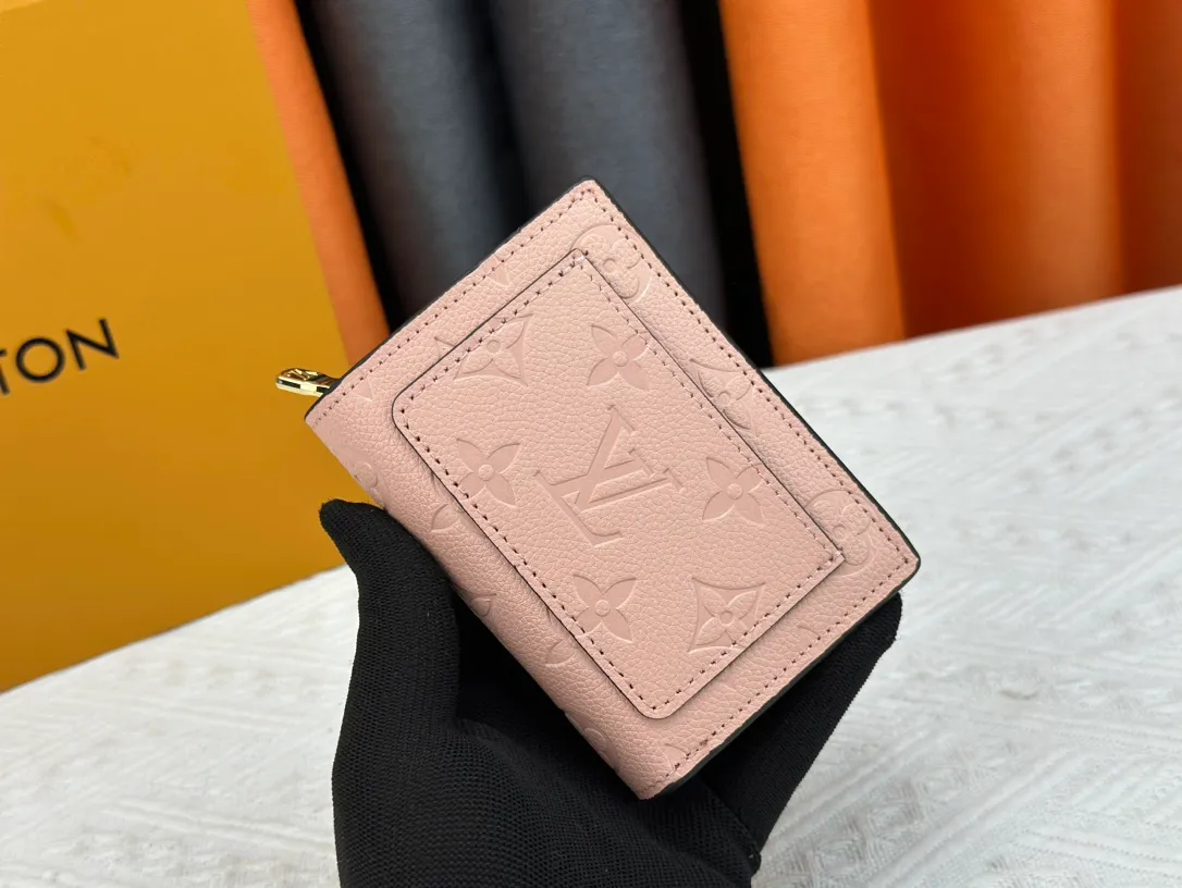 P150LV top replica M80152 This Cléa wallet is made of Monogram Empreinte soft grained cowhide, embellished with Louis Vuitton's iconic Monogram embossed pattern. It has a stylish design, is exquisite and compact but has a spacious capacity. It is equipped with an external patch pocket, zipper coin pocket, banknote compartment and six credit card slots. Dimensions: 12 x 9 x 3.5 cm (length x height x width