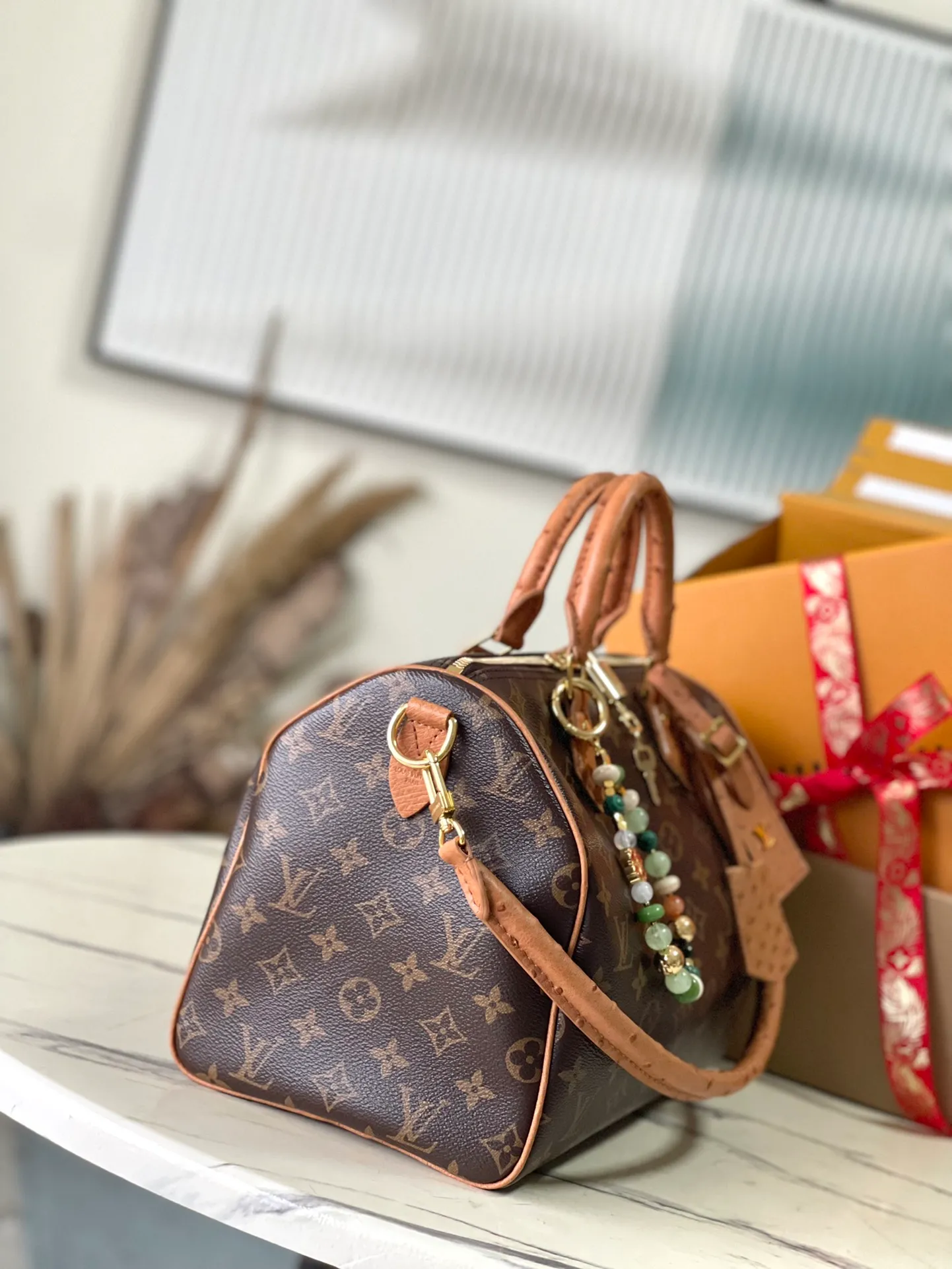💰1100 The top original N87212 Speedy Soft 30 Dark handbag makes a good travel companion with its elegant style. The Monogram coated canvas bag is integrated with leather trim and a gothic chain. The ample structure has a zippered pocket inside to keep your passport and other important items safe. The brand name and tassels tell the exquisite details, and the Toron handle adds a novel touch. Dimensions: 30 × 21 × 17 cm