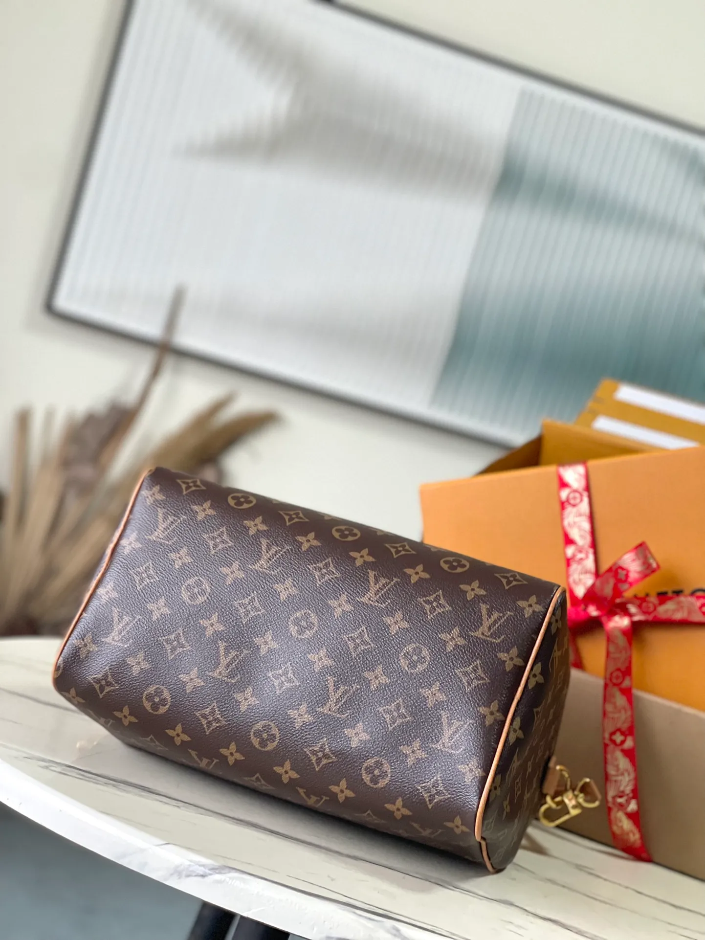 💰1100 The top original N87212 Speedy Soft 30 Dark handbag makes a good travel companion with its elegant style. The Monogram coated canvas bag is integrated with leather trim and a gothic chain. The ample structure has a zippered pocket inside to keep your passport and other important items safe. The brand name and tassels tell the exquisite details, and the Toron handle adds a novel touch. Dimensions: 30 × 21 × 17 cm