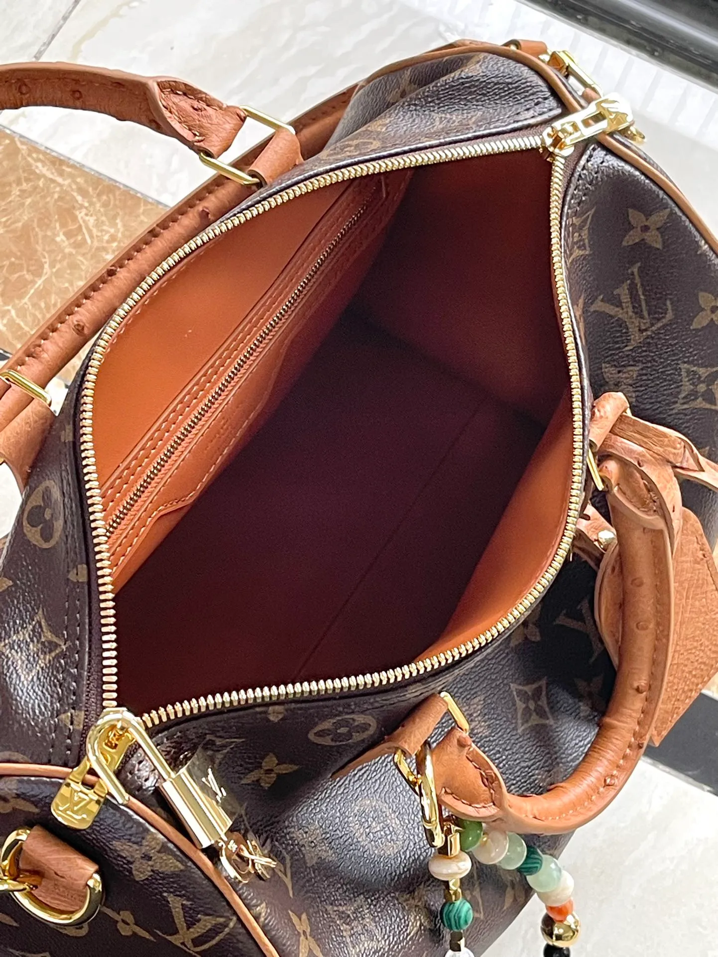 💰1100 The top original N87212 Speedy Soft 30 Dark handbag makes a good travel companion with its elegant style. The Monogram coated canvas bag is integrated with leather trim and a gothic chain. The ample structure has a zippered pocket inside to keep your passport and other important items safe. The brand name and tassels tell the exquisite details, and the Toron handle adds a novel touch. Dimensions: 30 × 21 × 17 cm