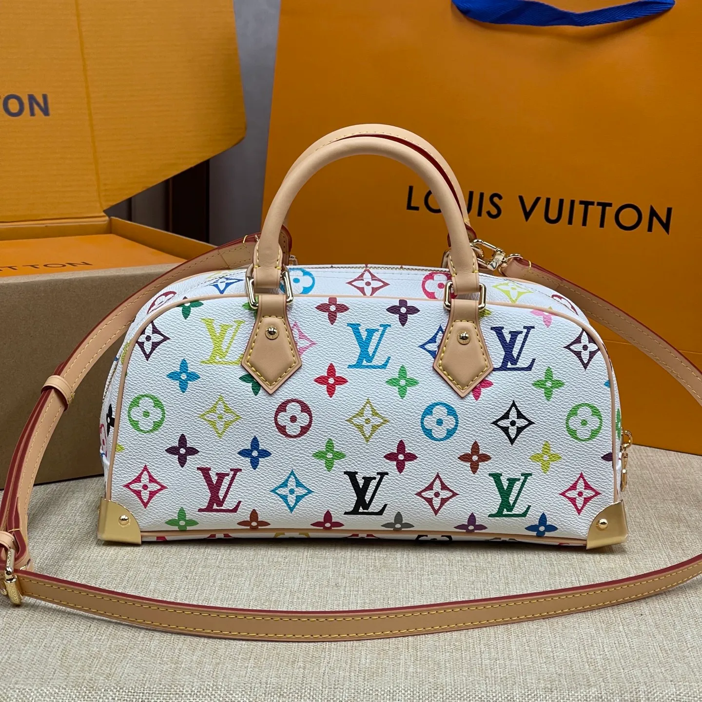 [Upgraded version] P560¥ counter new style·upgraded version·high quality·with gift box🎁packaging~, white three-color bowling bag model: M13084. This is a young LV. The bright colors written by Japanese artist Takashi Murakami are retro and fashionable. The bow tie is a bonus. The style of Boston is retro and fashionable. Adjustable shoulder straps. Cross-body carry size: 27X14X10