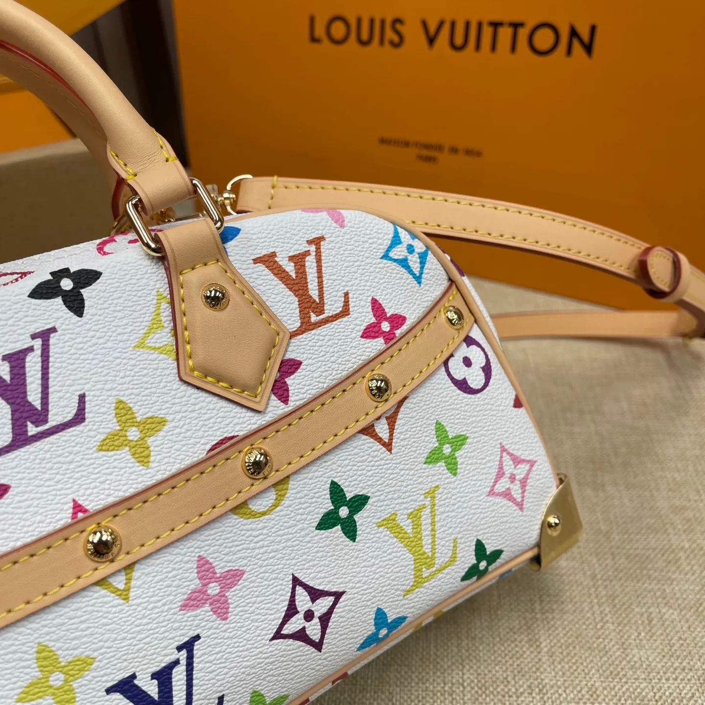 [Upgraded version] P560¥ counter new style·upgraded version·high quality·with gift box🎁packaging~, white three-color bowling bag model: M13084. This is a young LV. The bright colors written by Japanese artist Takashi Murakami are retro and fashionable. The bow tie is a bonus. The style of Boston is retro and fashionable. Adjustable shoulder straps. Cross-body carry size: 27X14X10