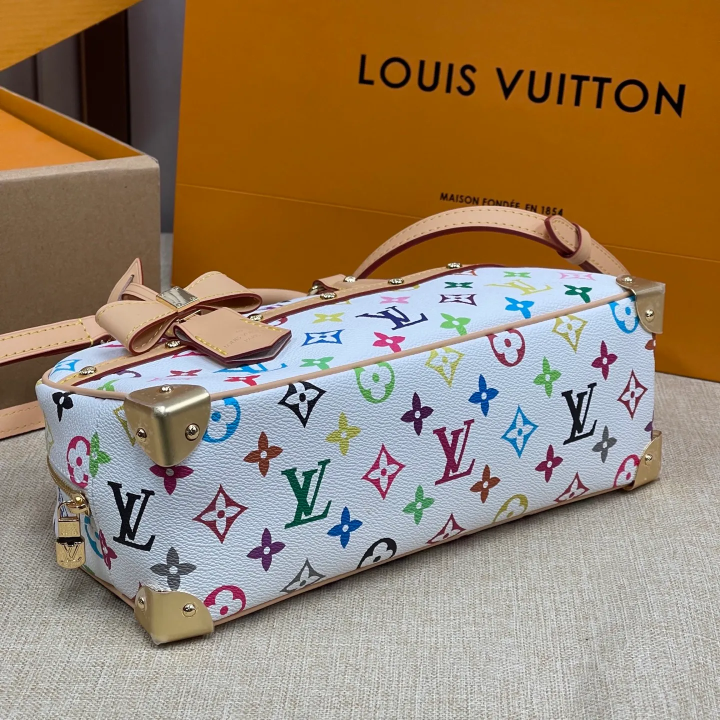 [Upgraded version] P560¥ counter new style·upgraded version·high quality·with gift box🎁packaging~, white three-color bowling bag model: M13084. This is a young LV. The bright colors written by Japanese artist Takashi Murakami are retro and fashionable. The bow tie is a bonus. The style of Boston is retro and fashionable. Adjustable shoulder straps. Cross-body carry size: 27X14X10