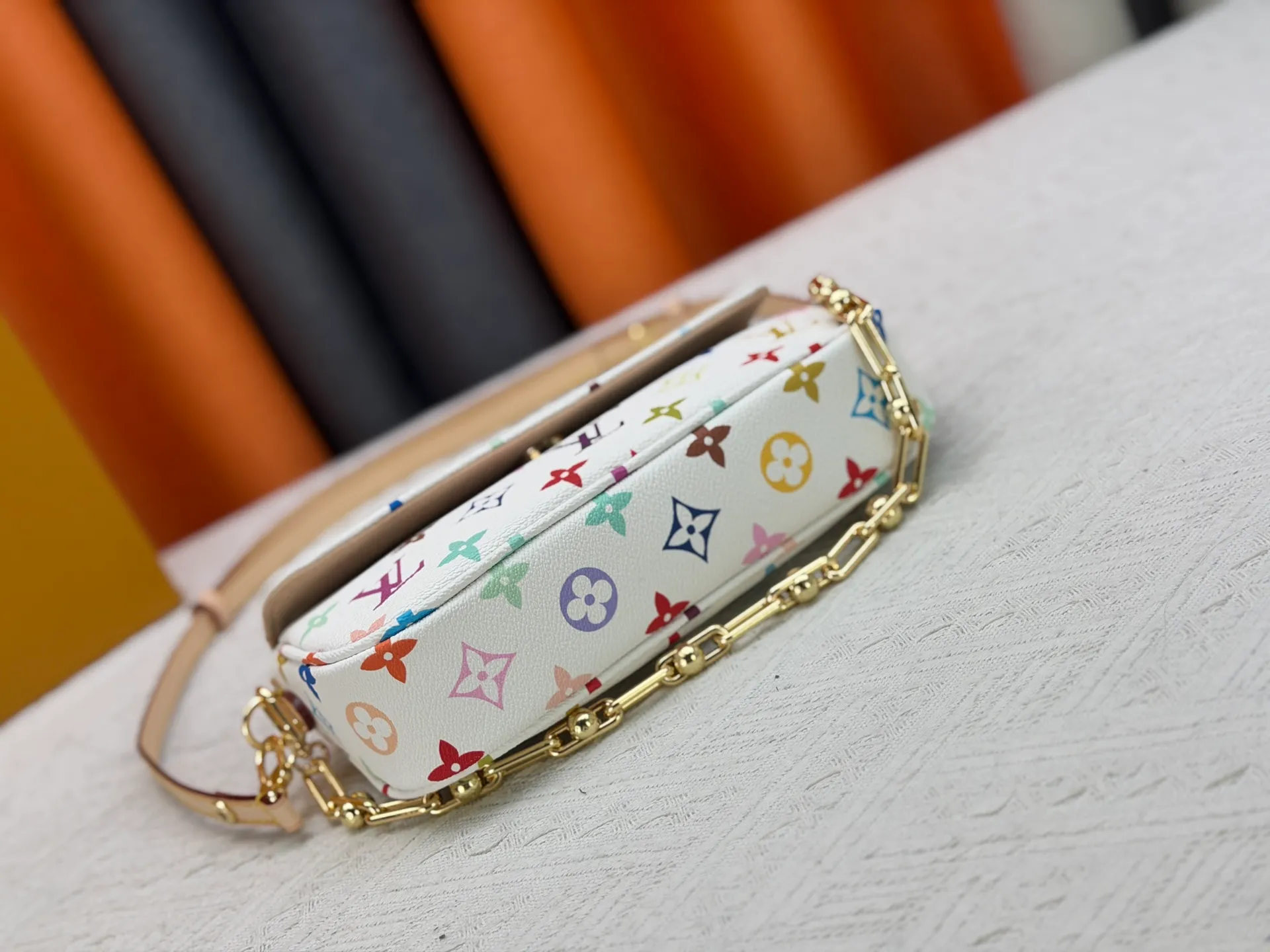 P240 [Official latest model] (real shot, real shot, version matching method) M12778-81911-82110-81992-12778-11299-M27492 lv Murakami Takashi co-branded NANOSPEEDY handbag this Nano The Speedy handbag combines Monogram canvas and cow leather trim printing, with 33 colorful interpretations of white, three colors and black three colors. It has been launched in twelve styles and is very popular around the world and is loved by celebrities and celebrities. 16x10x7.5cm