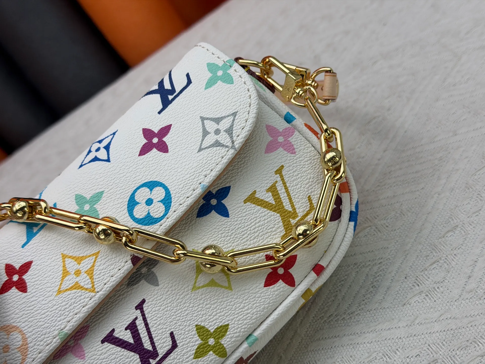 P240 [Official latest model] (real shot, real shot, version matching method) M12778-81911-82110-81992-12778-11299-M27492 lv Murakami Takashi co-branded NANOSPEEDY handbag this Nano The Speedy handbag combines Monogram canvas and cow leather trim printing, with 33 colorful interpretations of white, three colors and black three colors. It has been launched in twelve styles and is very popular around the world and is loved by celebrities and celebrities. 16x10x7.5cm