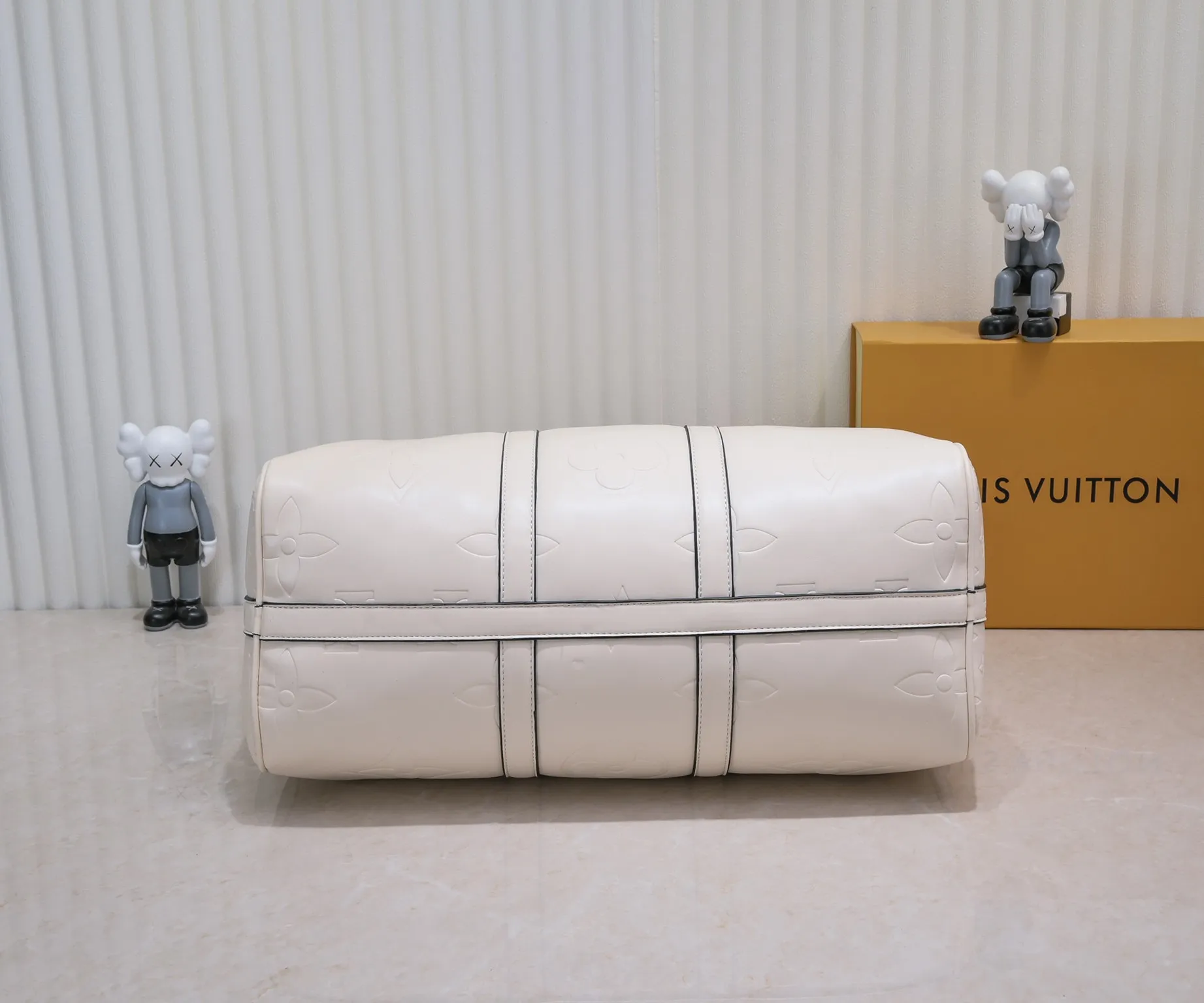 Batch 440💰N44810 45532 Upgraded version 45cm imported first-layer cowhide black embossed large flower travel bag N41416 45532 Keepall is a classic of the Louis Vuitton travel bag series. This large Keepall in Monogram is spacious and comes with a removable leather shoulder strap. 45x 27×20cm (Length x Height x Width) - Monogram natural cowhide leather binding - Double zipper closure - Leather handles - Detachable leather shoulder strap - Detachable leather ID holder - All steel hardware - With padlock