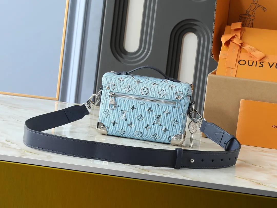 💰320💰Upgraded from the original M15035 M13871 M11743 M11516 M11535 M12686 This Soul Trunk handbag is crafted by Pharrell Williams and is made of flexible LV Colorado cow leather with a grained texture. The Tumbler's magnetic clasp, rivets and top handles harken back to classic hard case elements, while a removable and adjustable shoulder strap completes the sophisticated details. Size: 19x15x7cm