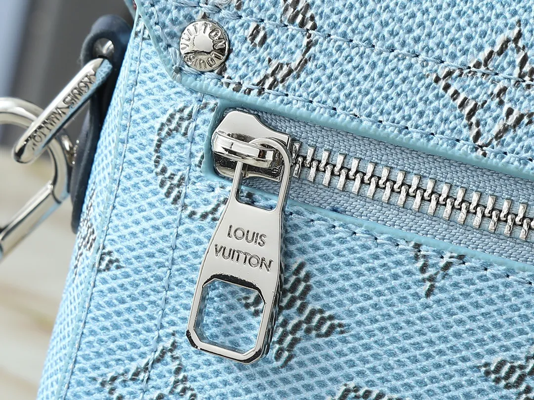 💰320💰Upgraded from the original M15035 M13871 M11743 M11516 M11535 M12686 This Soul Trunk handbag is crafted by Pharrell Williams and is made of flexible LV Colorado cow leather with a grained texture. The Tumbler's magnetic clasp, rivets and top handles harken back to classic hard case elements, while a removable and adjustable shoulder strap completes the sophisticated details. Size: 19x15x7cm