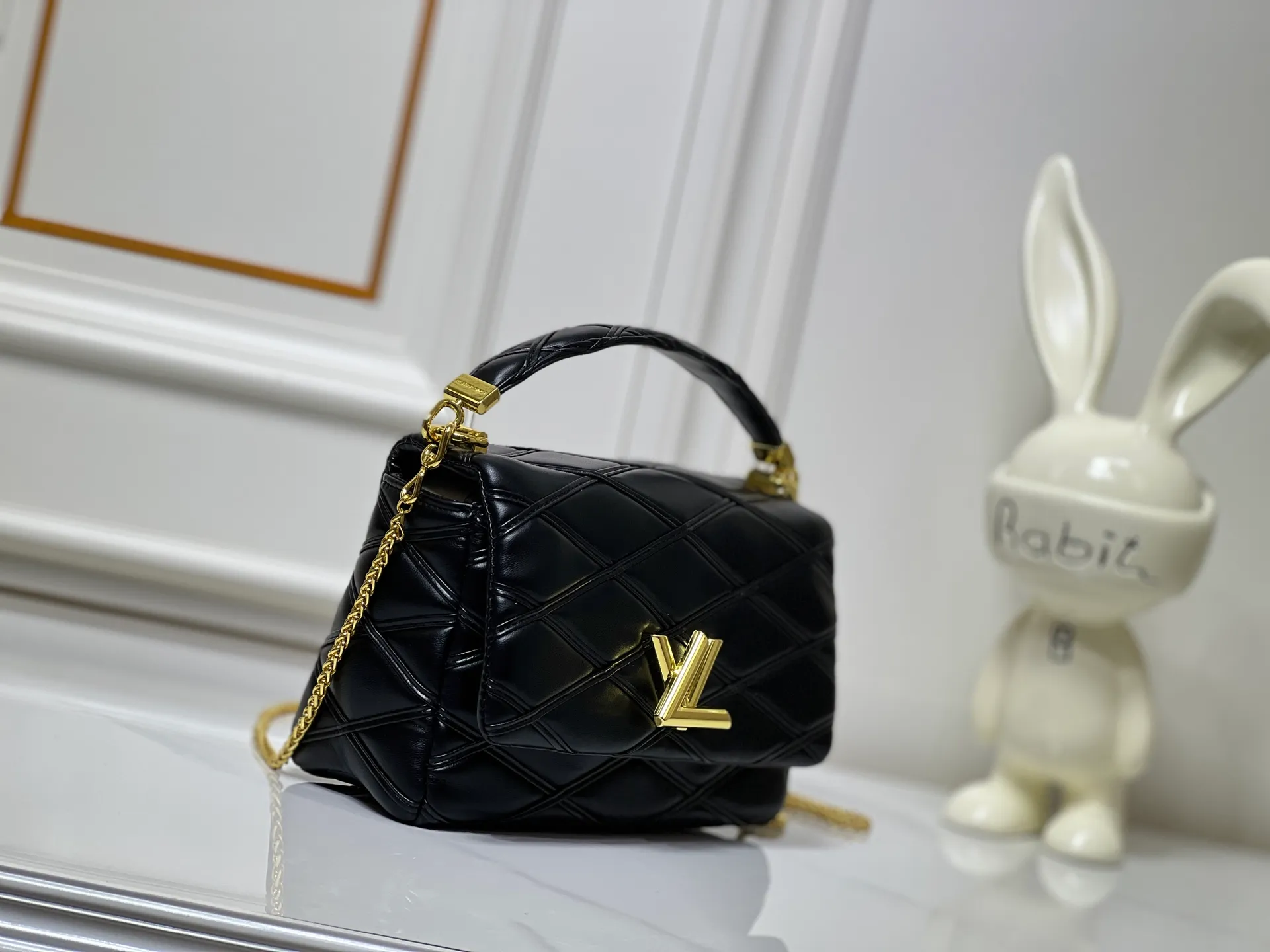 Batch 320💰M23689 M22891 Nicolas Ghesquière devoted new craftsmanship exploration to the GO-14 medium handbag, hand-painting the baked effect on the quilted sheepskin leather, showing an avant-garde style. The LV Twist twist lock highlights the brand's style, and the top handle and adjustable chain are detachable, allowing for a variety of carrying methods. Size: 23X16X10
