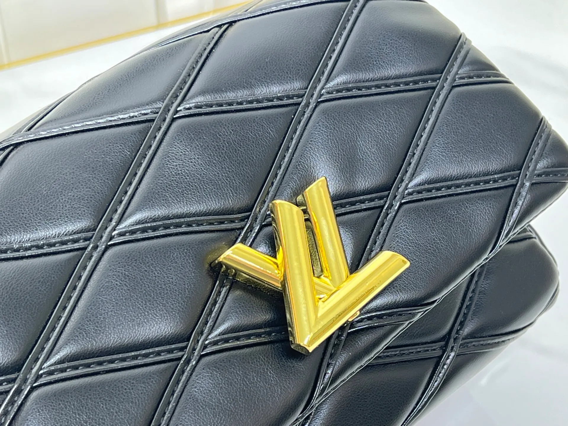 Batch 320💰M23689 M22891 Nicolas Ghesquière devoted new craftsmanship exploration to the GO-14 medium handbag, hand-painting the baked effect on the quilted sheepskin leather, showing an avant-garde style. The LV Twist twist lock highlights the brand's style, and the top handle and adjustable chain are detachable, allowing for a variety of carrying methods. Size: 23X16X10