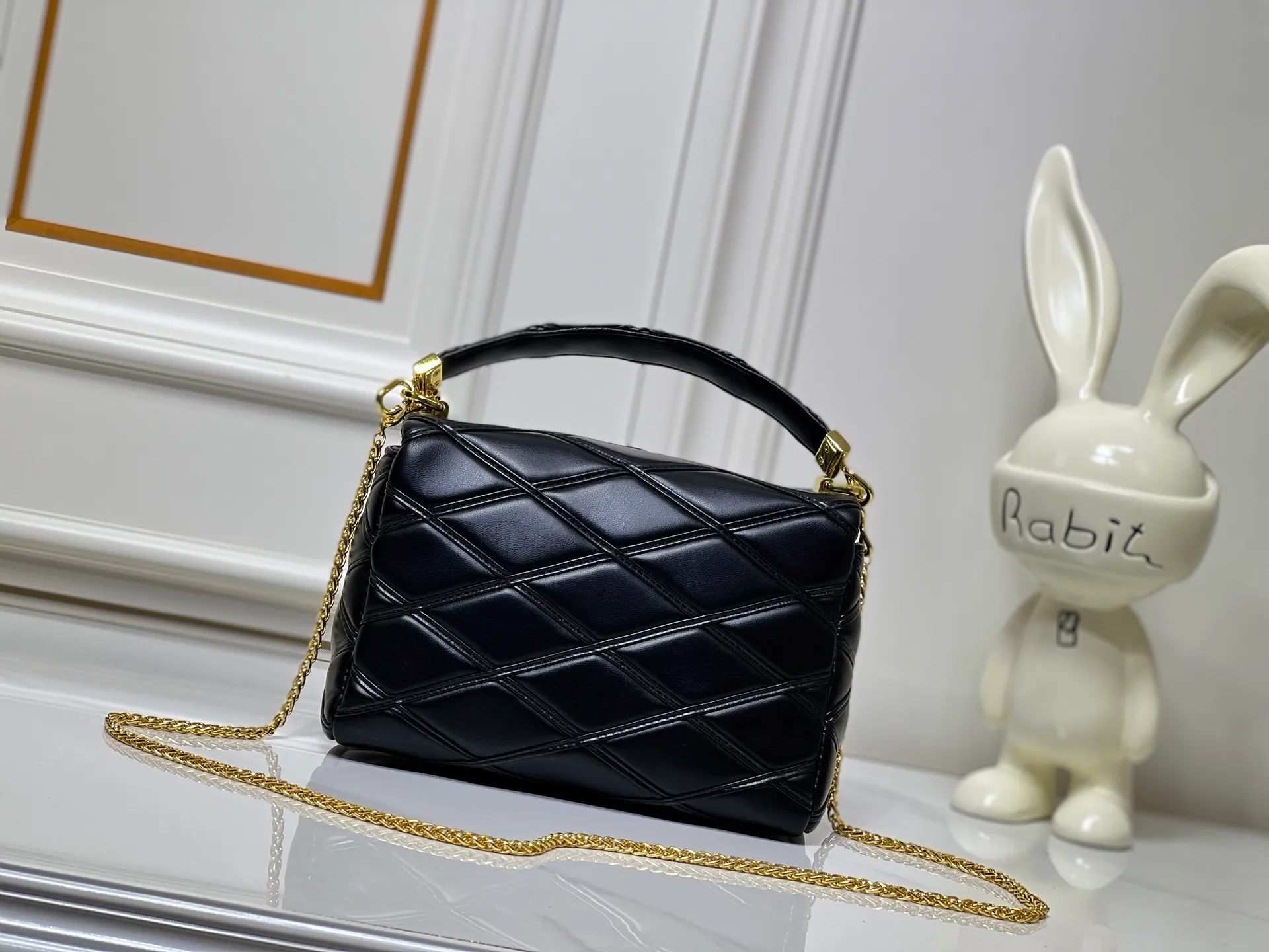 Batch 320💰M23689 M22891 Nicolas Ghesquière devoted new craftsmanship exploration to the GO-14 medium handbag, hand-painting the baked effect on the quilted sheepskin leather, showing an avant-garde style. The LV Twist twist lock highlights the brand's style, and the top handle and adjustable chain are detachable, allowing for a variety of carrying methods. Size: 23X16X10