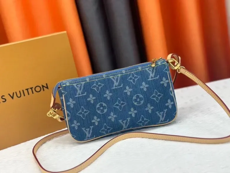 P180💰 Upgraded original M82962 blue denim denim mahjong bag series Pochettep Accessories Mila mahjong bag M40712 denim accessory bag This accessory bag can be described as an eternal classic style. It is made of Monogram denim canvas and is suitable for daily use. Detailed features 23.5 x 13.5 x 4 cm