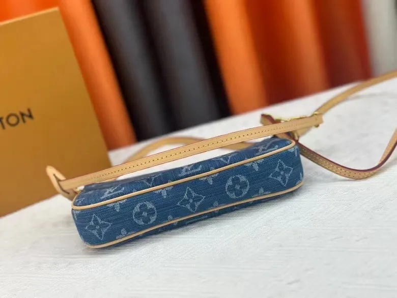 P180💰 Upgraded original M82962 blue denim denim mahjong bag series Pochettep Accessories Mila mahjong bag M40712 denim accessory bag This accessory bag can be described as an eternal classic style. It is made of Monogram denim canvas and is suitable for daily use. Detailed features 23.5 x 13.5 x 4 cm