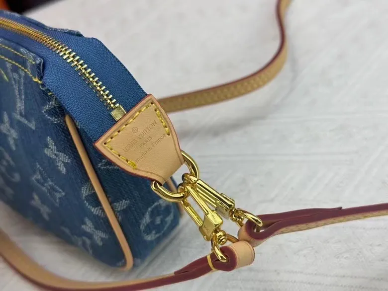 P180💰 Upgraded original M82962 blue denim denim mahjong bag series Pochettep Accessories Mila mahjong bag M40712 denim accessory bag This accessory bag can be described as an eternal classic style. It is made of Monogram denim canvas and is suitable for daily use. Detailed features 23.5 x 13.5 x 4 cm