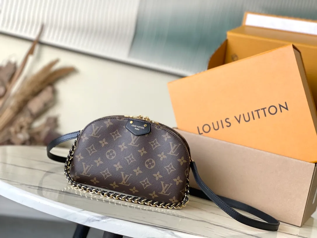 💰740 The top original M12996 BeAlma handbag combines the brand's iconic Alma handbag and cosmetic bag designs to play with urban travel style in the 2025 Crulse early spring series. The compact silhouette comes with a braided chain and can be carried as a clutch or worn cross-body with the long strap. Dimensions: 27 × 15 × 7 cm