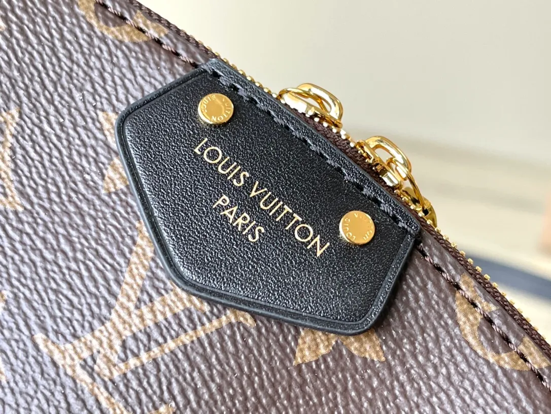 💰740 The top original M12996 BeAlma handbag combines the brand's iconic Alma handbag and cosmetic bag designs to play with urban travel style in the 2025 Crulse early spring series. The compact silhouette comes with a braided chain and can be carried as a clutch or worn cross-body with the long strap. Dimensions: 27 × 15 × 7 cm