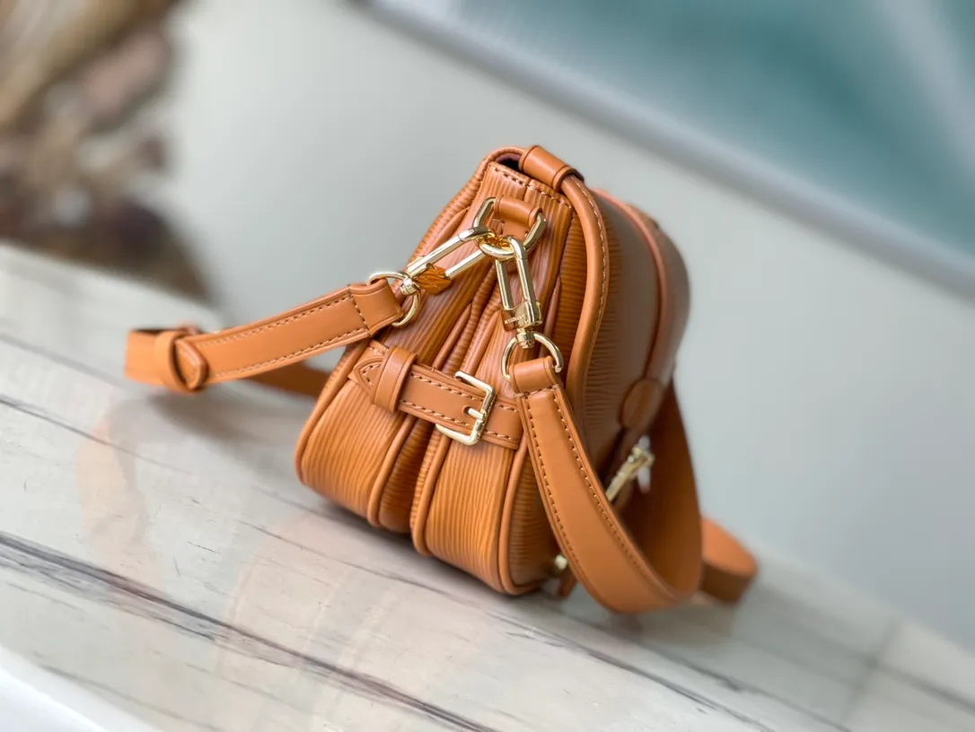 💰1200 (first layer leather) top original order M23469 caramel color water ripple series SAUMUR BB handbag The Saumur BB handbag uses new Epi leather to interpret the archive design, and is decorated with the LV Circle logo and exquisite buckle for the saddle bag configuration. The front magnetic closure adds a modern touch, and the detachable shoulder strap and handle allow for a variety of carrying options. Dimensions: 20.0 x 16.0 x 7.5 cm
