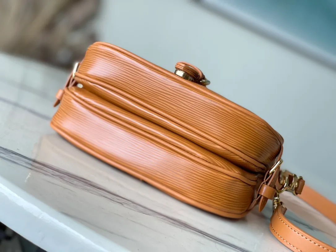 💰1200 (first layer leather) top original order M23469 caramel color water ripple series SAUMUR BB handbag The Saumur BB handbag uses new Epi leather to interpret the archive design, and is decorated with the LV Circle logo and exquisite buckle for the saddle bag configuration. The front magnetic closure adds a modern touch, and the detachable shoulder strap and handle allow for a variety of carrying options. Dimensions: 20.0 x 16.0 x 7.5 cm