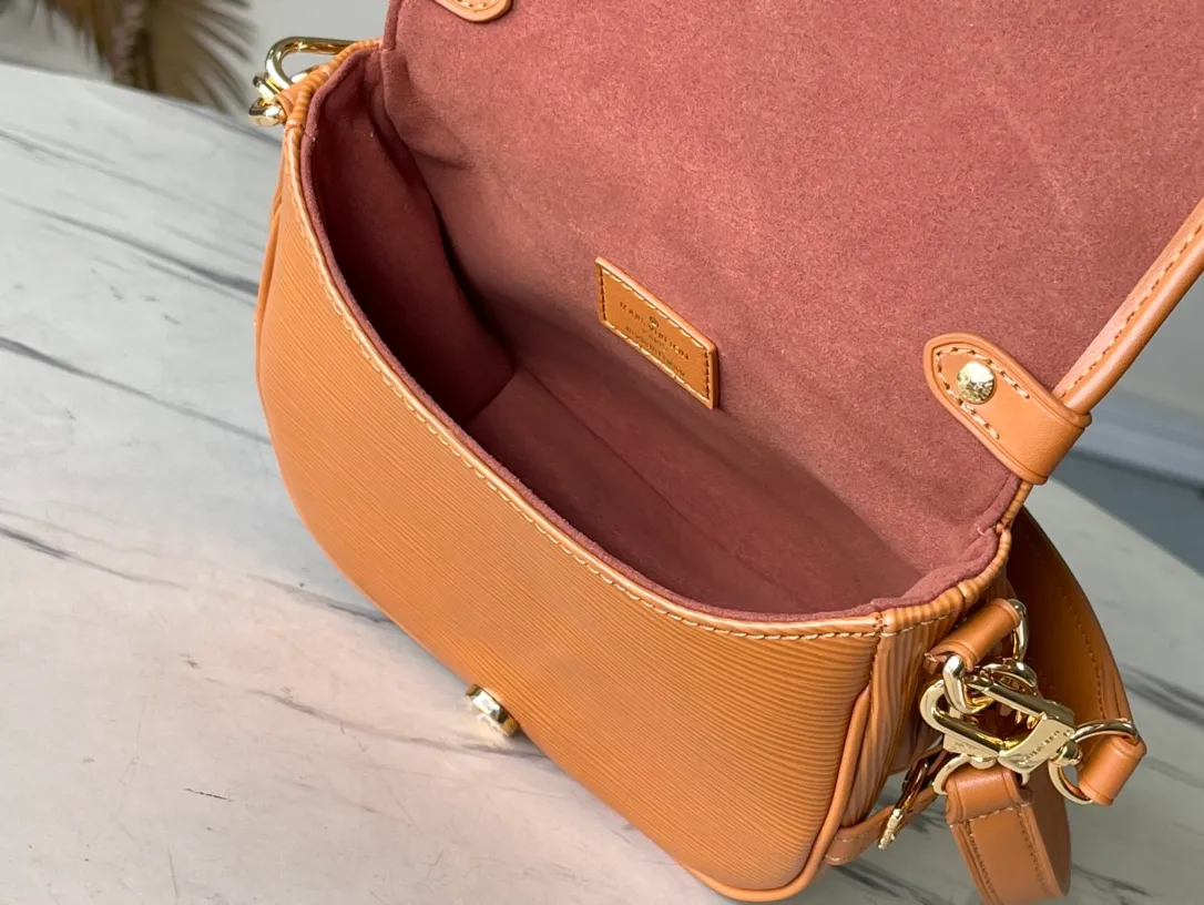 💰1200 (first layer leather) top original order M23469 caramel color water ripple series SAUMUR BB handbag The Saumur BB handbag uses new Epi leather to interpret the archive design, and is decorated with the LV Circle logo and exquisite buckle for the saddle bag configuration. The front magnetic closure adds a modern touch, and the detachable shoulder strap and handle allow for a variety of carrying options. Dimensions: 20.0 x 16.0 x 7.5 cm