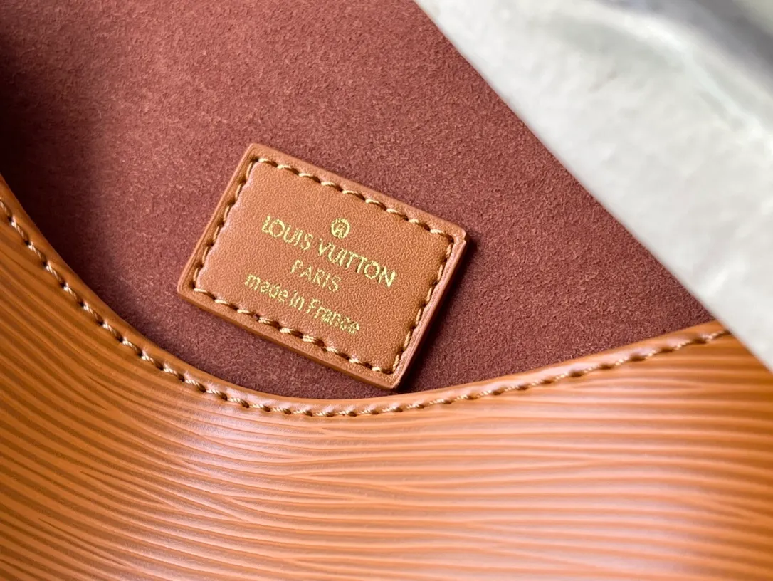 💰1200 (first layer leather) top original order M23469 caramel color water ripple series SAUMUR BB handbag The Saumur BB handbag uses new Epi leather to interpret the archive design, and is decorated with the LV Circle logo and exquisite buckle for the saddle bag configuration. The front magnetic closure adds a modern touch, and the detachable shoulder strap and handle allow for a variety of carrying options. Dimensions: 20.0 x 16.0 x 7.5 cm