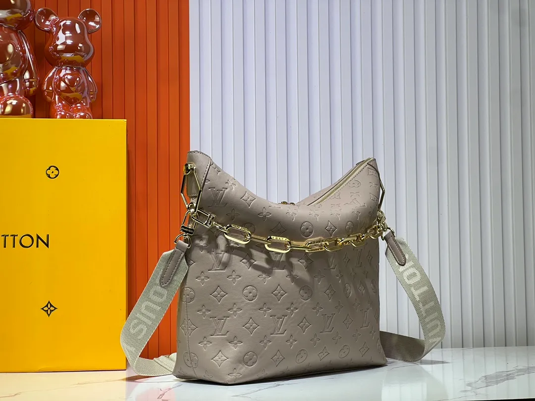 Batch 260💰Upgraded original M12068 M12071 M12072 This new Coussin series of hobo bags combines fashion and functionality, and combines the series’ iconic design elements. The bag is made of smooth cotton-paved leather and is embossed with the brand's Monogram pattern. The signature thick chain strap is accented with gold-tone hardware, while the wide detachable textile shoulder strap allows you to carry it in different ways. This versatile style is large enough to hold a laptop and features a removable zip pocket. Dimensions: 38x33x10 cm