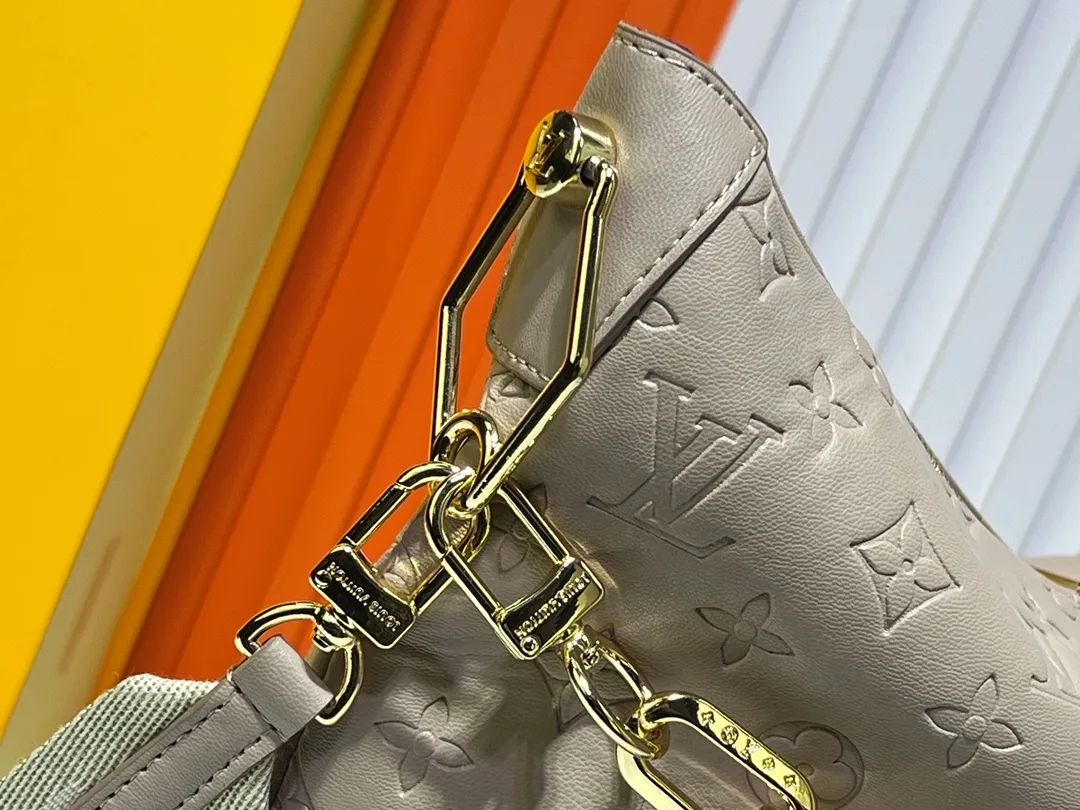 Batch 260💰Upgraded original M12068 M12071 M12072 This new Coussin series of hobo bags combines fashion and functionality, and combines the series’ iconic design elements. The bag is made of smooth cotton-paved leather and is embossed with the brand's Monogram pattern. The signature thick chain strap is accented with gold-tone hardware, while the wide detachable textile shoulder strap allows you to carry it in different ways. This versatile style is large enough to hold a laptop and features a removable zip pocket. Dimensions: 38x33x10 cm