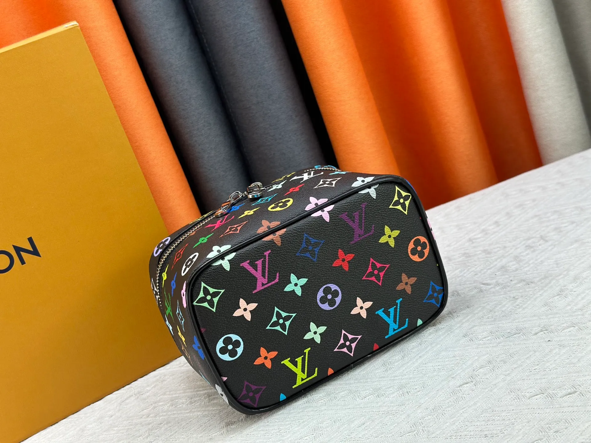P240 Upgraded original version M13747 M44495 M42265 M44936 M42263 lv Murakami Nice mini Nano cosmetic bag with Monogram printing and 33 colorful colors. In 2025, Murakami and LV jointly launched the white tricolor and black tricolor twelve pieces, which are very popular around the world and are loved by celebrities and celebrities. Dimensions: 24 x 17 x 14 (LxHxW)